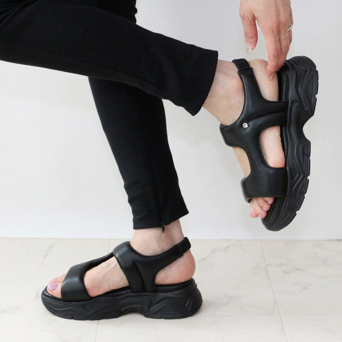 フィン Fin パデッド厚底スポーツサンダル【低反発スポンジ入り】 (ブラック) ブラック