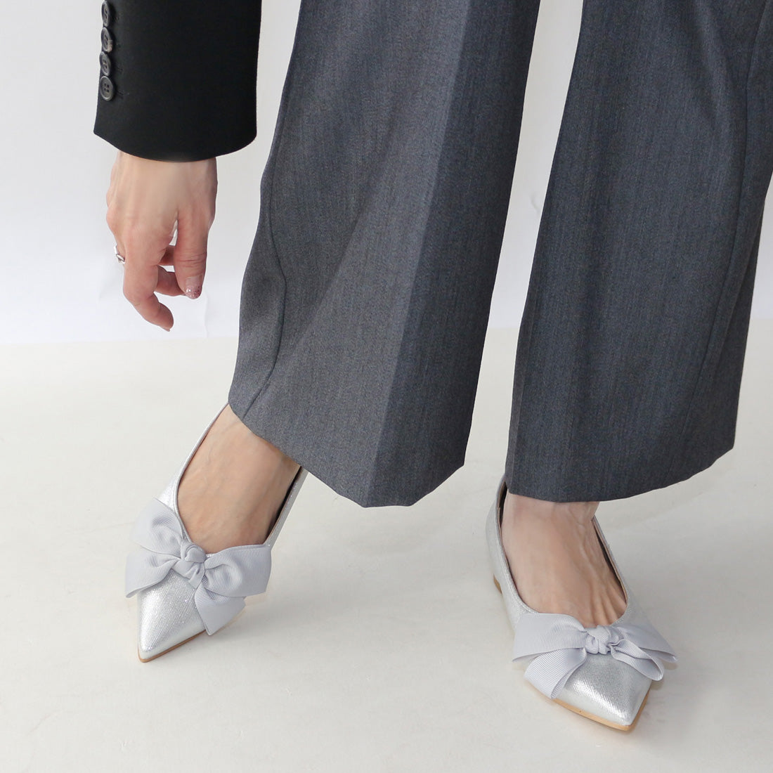 フィン Fin ポインテッドトゥリボンフラットシューズ【低反発スポンジ入り】 (シルバー) シルバー