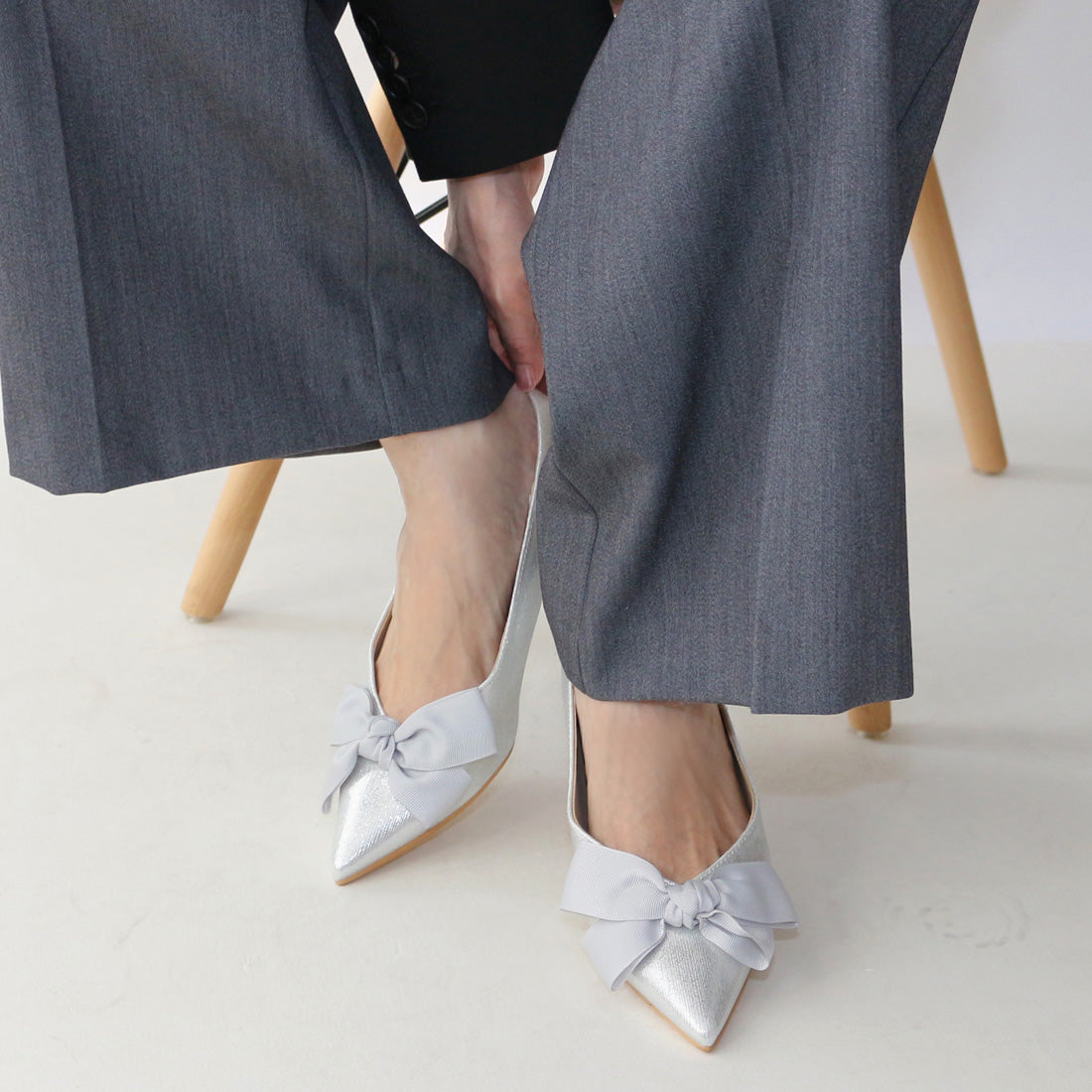 フィン Fin ポインテッドトゥリボンフラットシューズ【低反発スポンジ入り】 (シルバー) シルバー