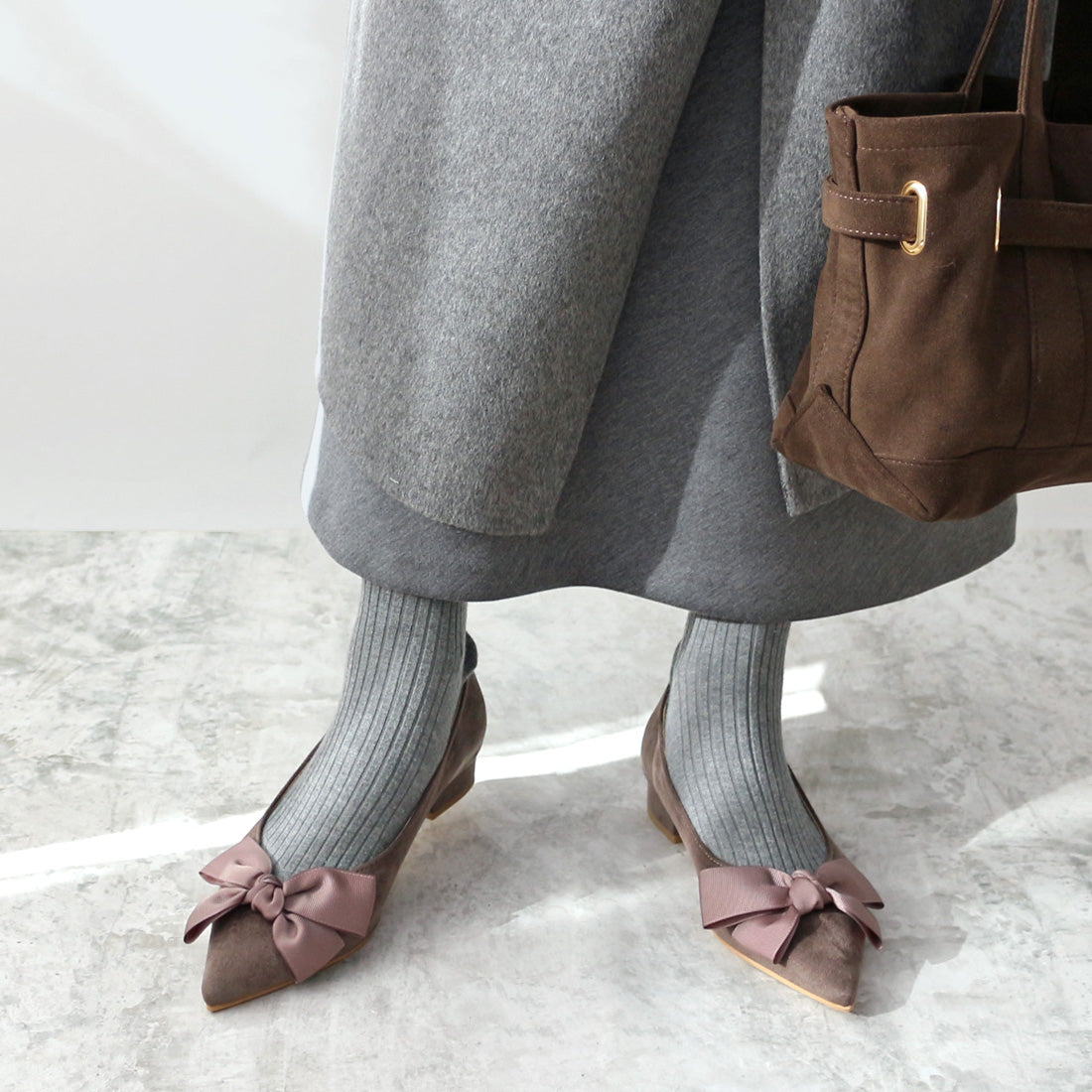 フィン Fin ポインテッドトゥリボンフラットシューズ【低反発スポンジ入り】 (グレースエード) グレースエード