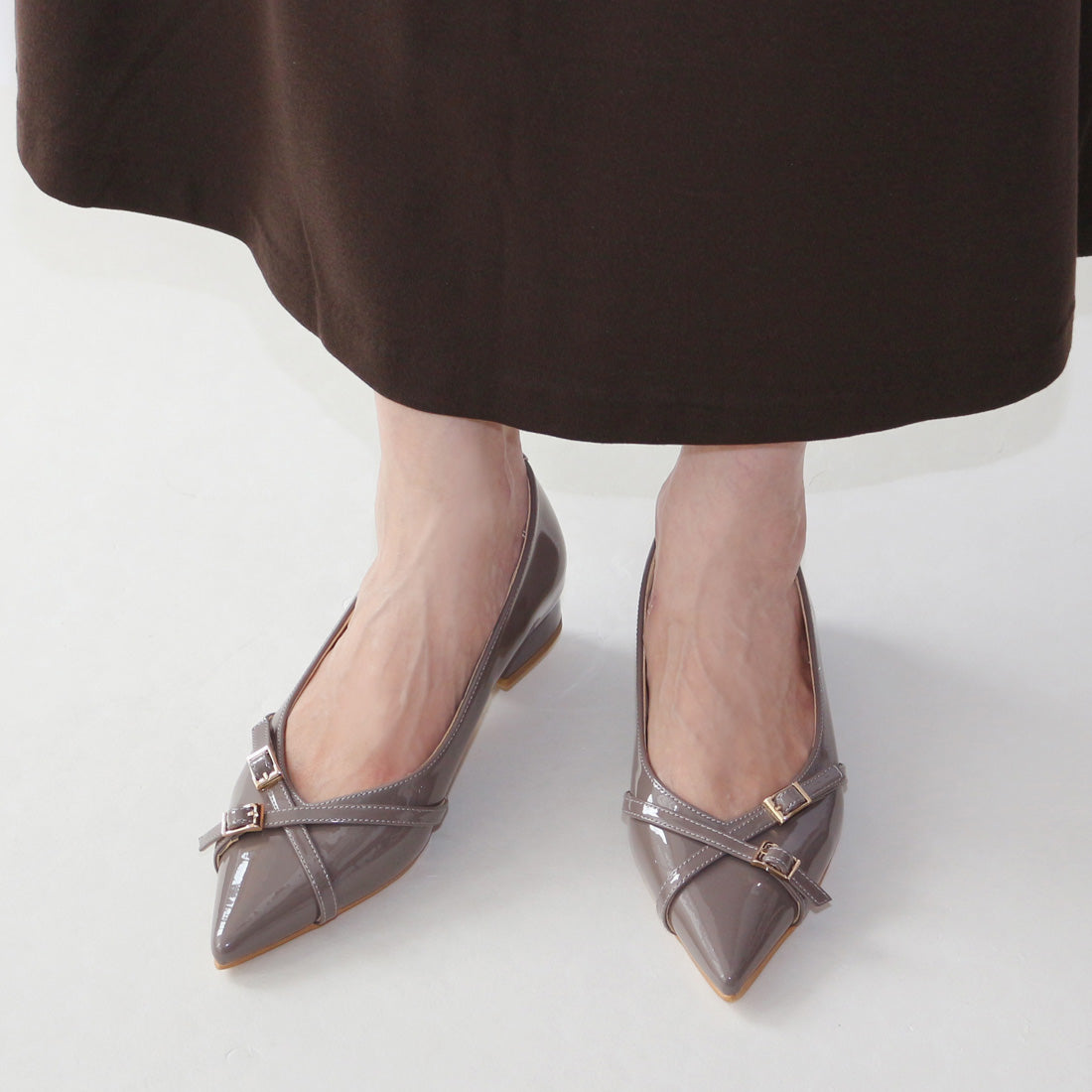 フィン Fin ポインテッドトゥベルテッドフラットシューズ【低反発スポンジ入り】 (グレーエナメル) グレーエナメル