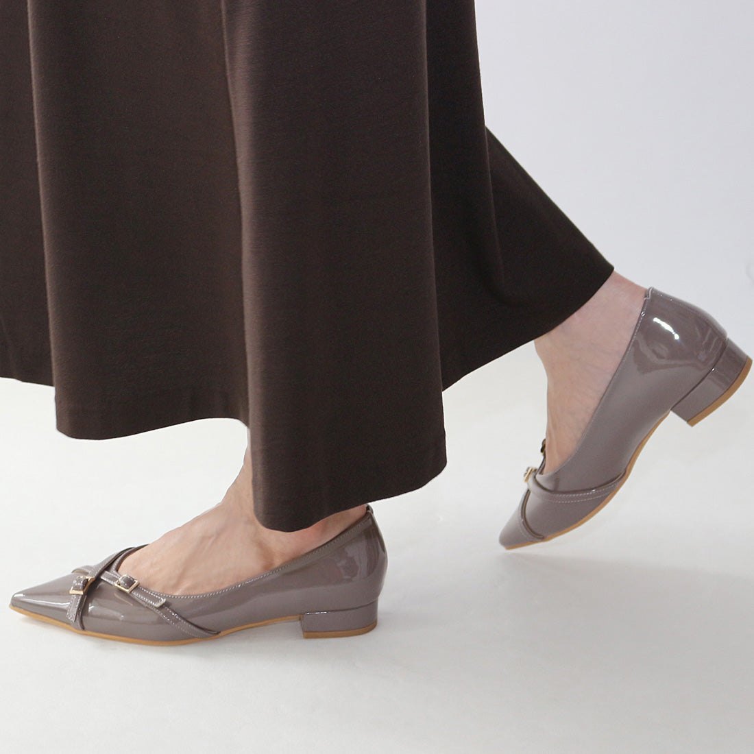 フィン Fin ポインテッドトゥベルテッドフラットシューズ【低反発スポンジ入り】 (グレーエナメル) グレーエナメル