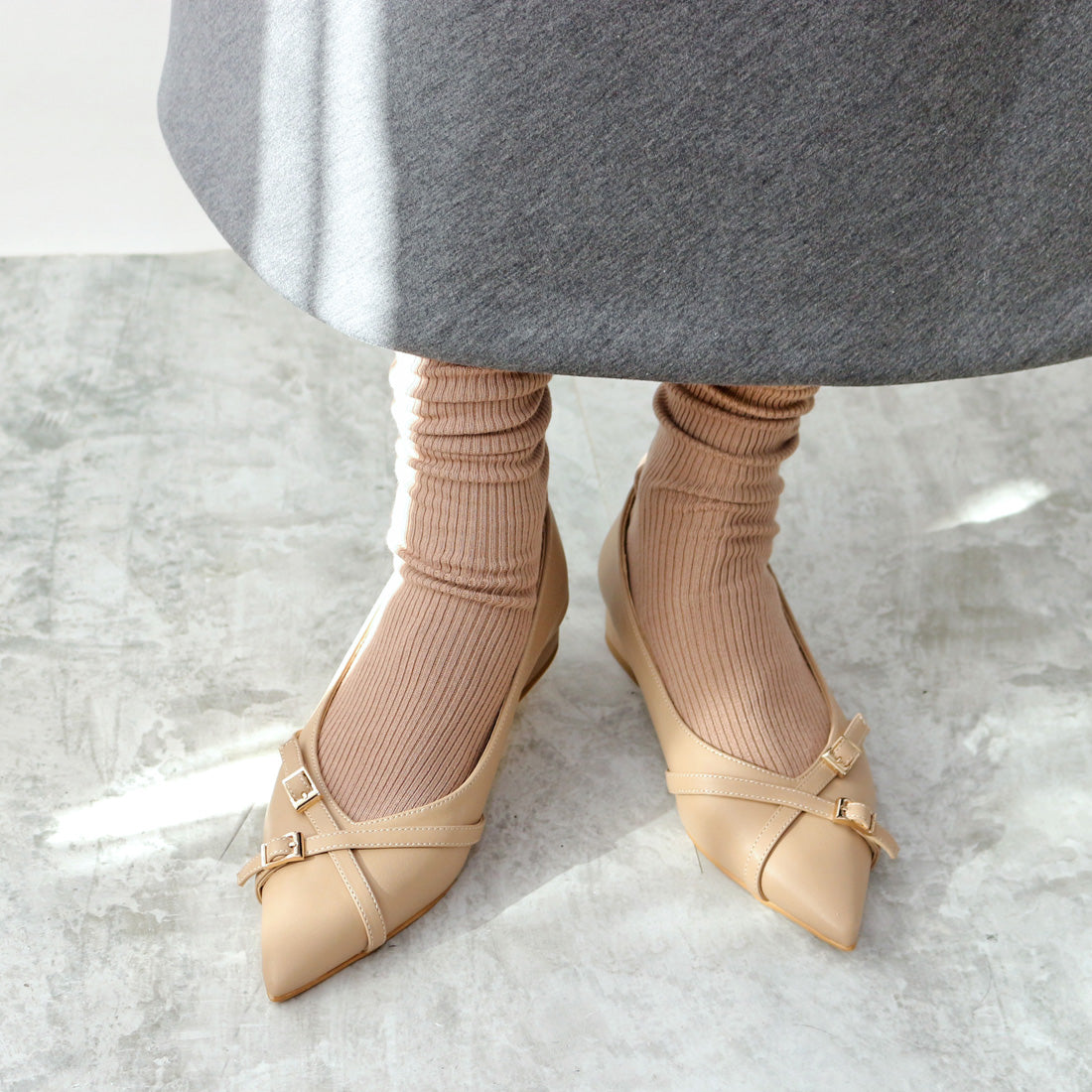 フィン Fin ポインテッドトゥベルテッドフラットシューズ【低反発スポンジ入り】 (ベージュ) ベージュ