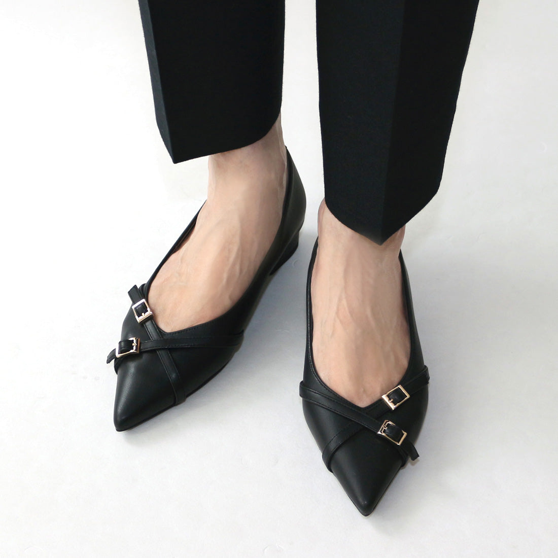 フィン Fin ポインテッドトゥベルテッドフラットシューズ【低反発スポンジ入り】 (ブラック) ブラック