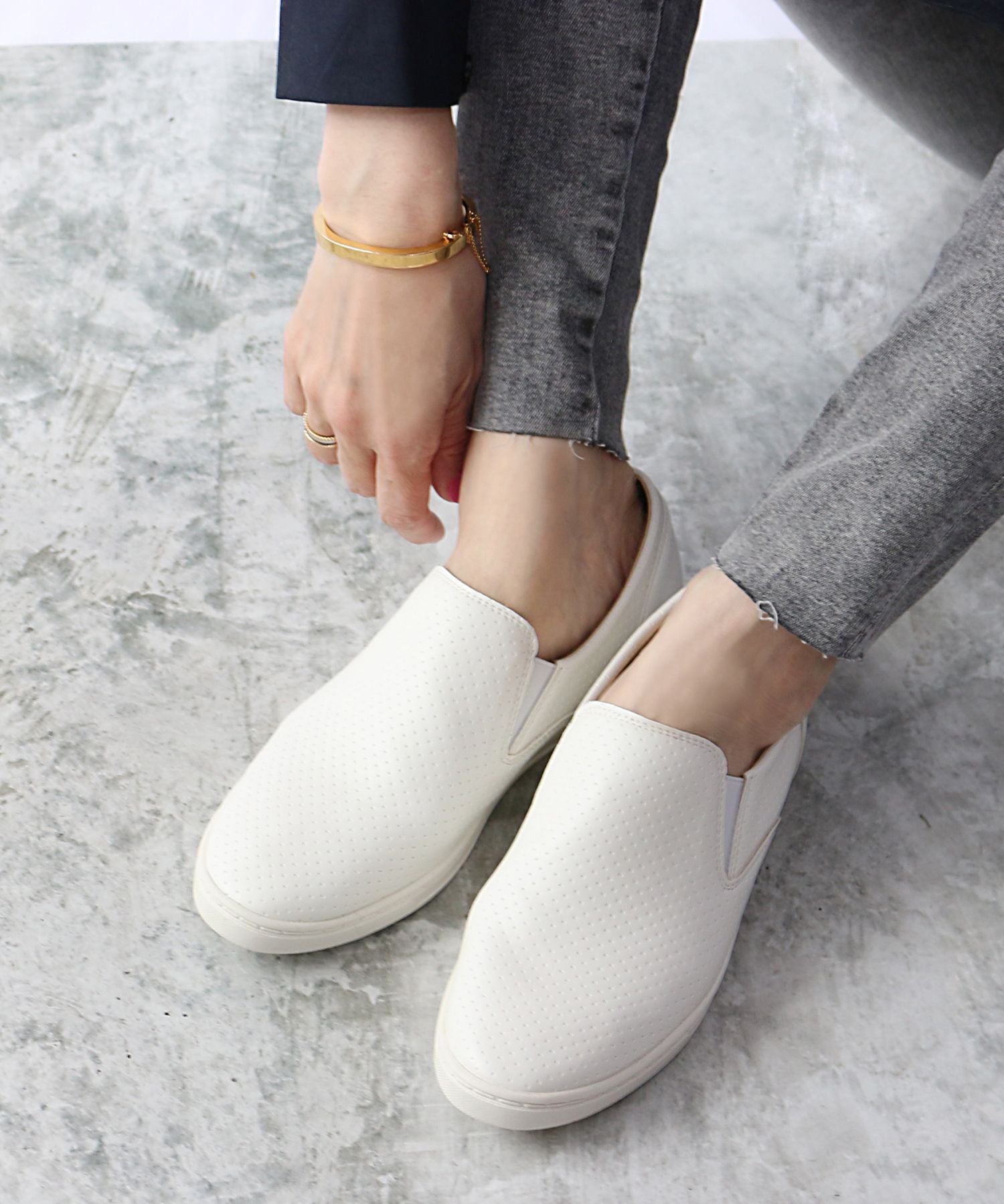 フィン Fin パンチングスリッポン【低反発スポンジ入り】,アイボリー