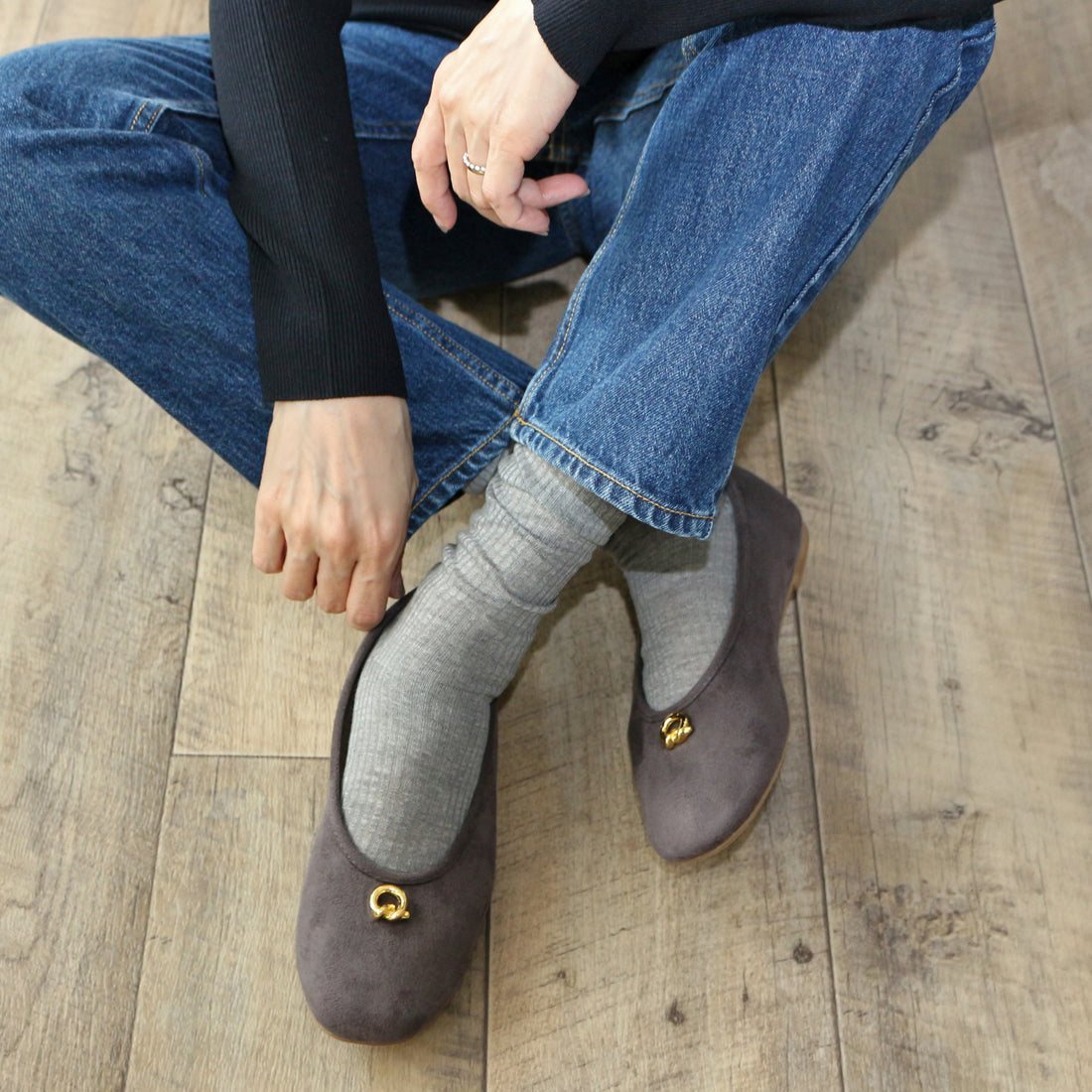 フィン Fin ゴールドモチーフフラットシューズ【低反発スポンジ入り】,グレー