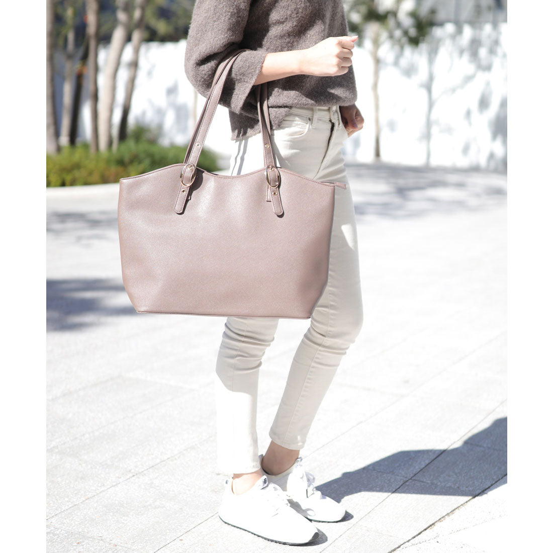 フロージュ florge ニューラウンドレザーオフィストートバッグ,モカ