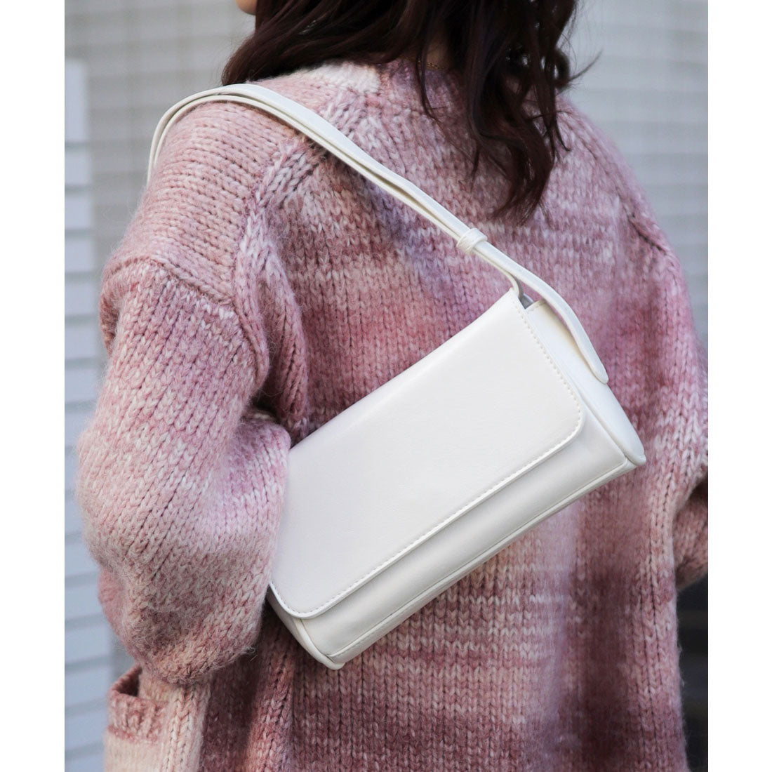 フロージュ florge 【軽量/300g】 2WAY ワイドフラップレザータッチショルダーバッグ/ボディバッグ (オフホワイト) オフホワイト