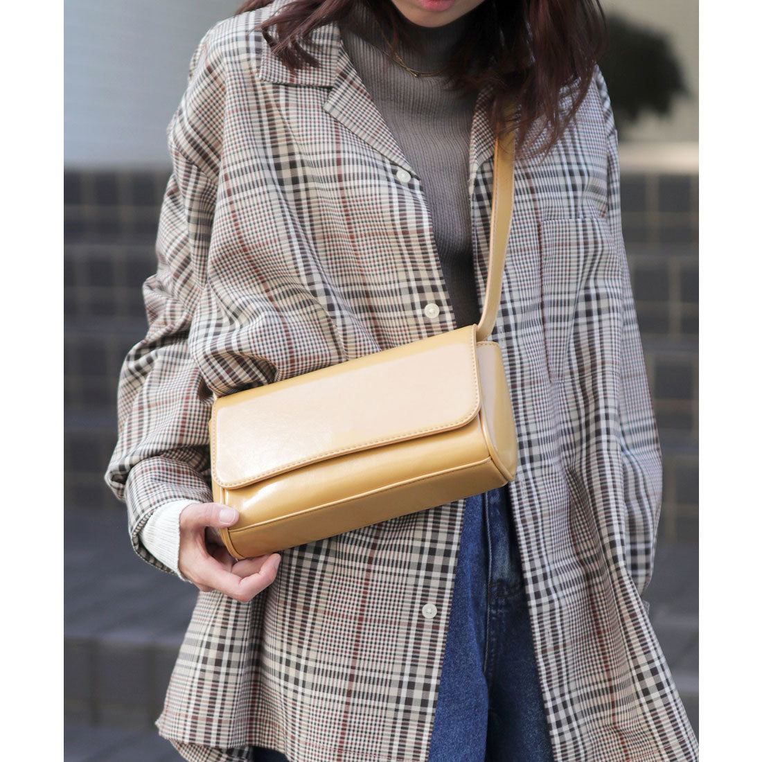 フロージュ florge 【軽量/300g】 2WAY ワイドフラップレザータッチショルダーバッグ/ボディバッグ (オフホワイト) オフホワイト