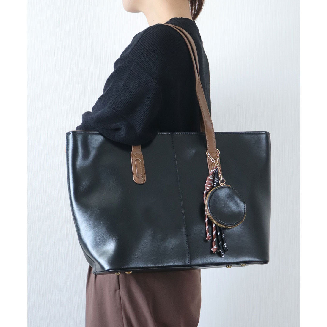 フロージュ florge 【ポーチチャーム付・A4収納可】レザーライクバイカラートートバッグ/ビジネスバッグ (オフホワイト) オフホワイト