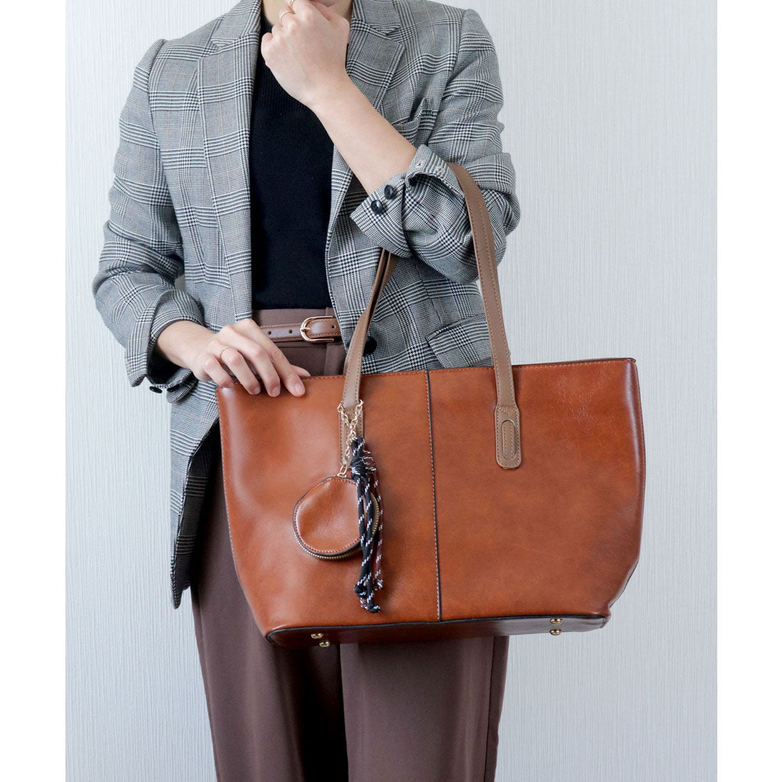 フロージュ florge 【ポーチチャーム付・A4収納可】レザーライクバイカラートートバッグ/ビジネスバッグ (オフホワイト) オフホワイト