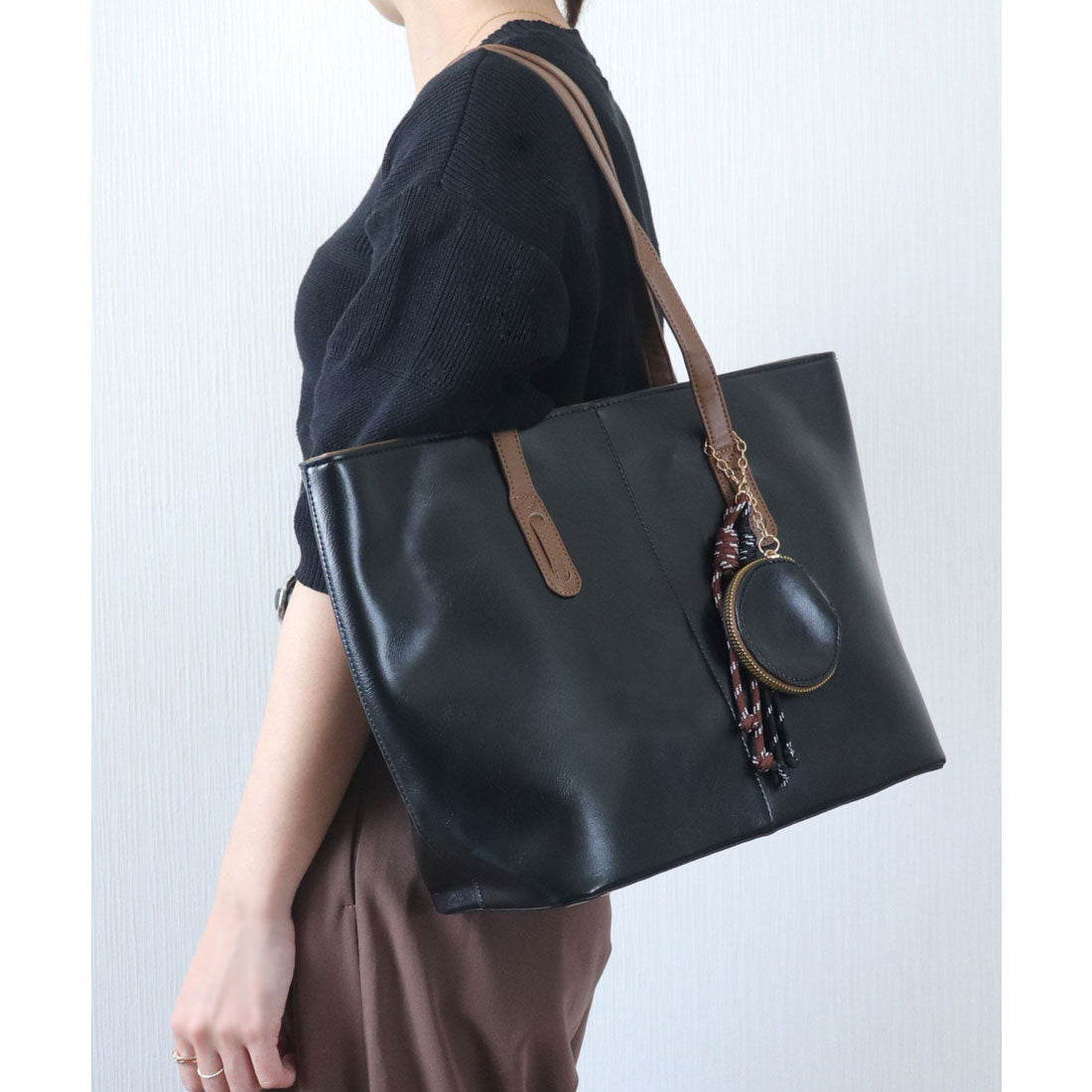 フロージュ florge 【ポーチチャーム付・A4収納可】レザーライクバイカラートートバッグ/ビジネスバッグ (ブラック) ブラック