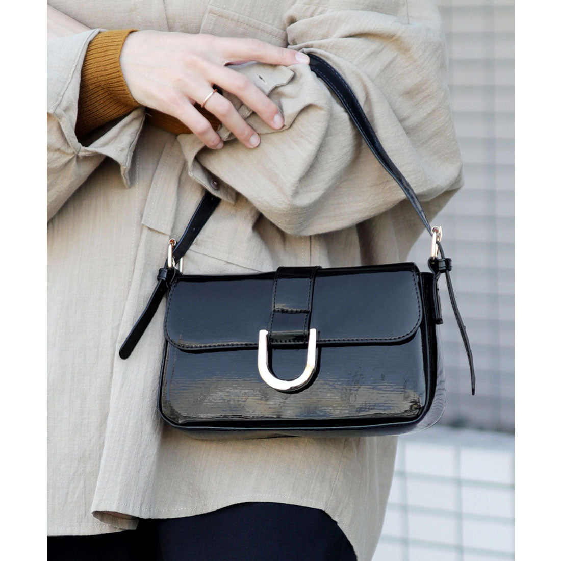 フロージュ florge 【新色】2way/3way ホースシューエナメル/シュリンクレザーハンドバッグ/ショルダーバッグ (エナメルブラック) エナメルブラック