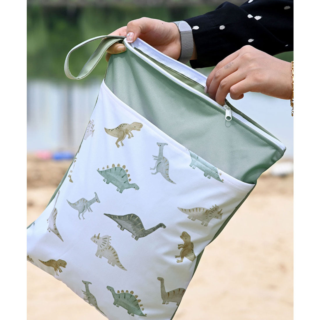 フロージュ florge 【防水・撥水】ストラップ付大容量マルチポーチ/着替え入れ/おむつポーチ