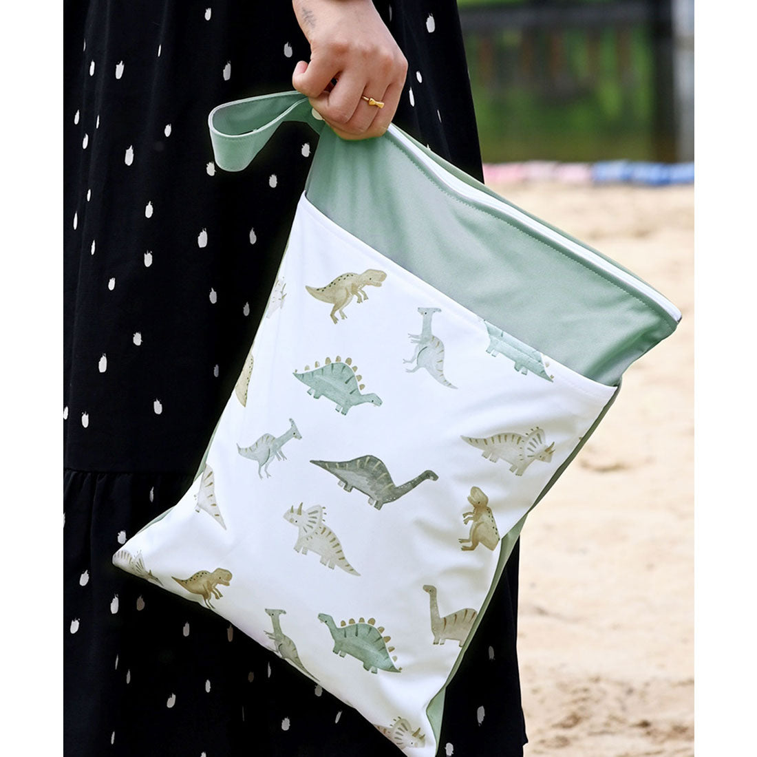 フロージュ florge 【防水・撥水】ストラップ付大容量マルチポーチ/着替え入れ/おむつポーチ