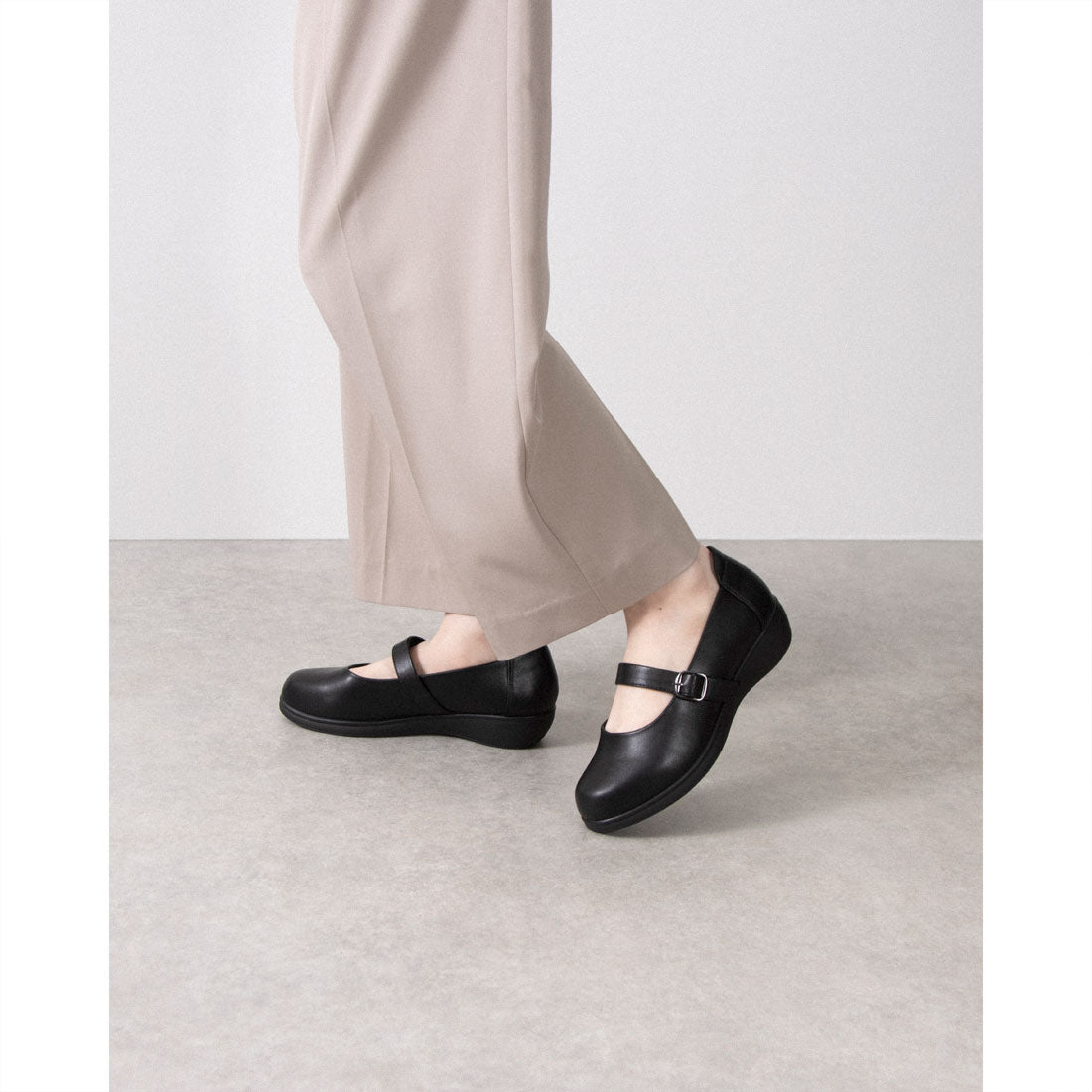 fuwaraku ゆったり幅広 4E 防水 ストラップウェッジパンプス <3.5cmヒール> 【21.5cm~25.5cm】 FR-4004