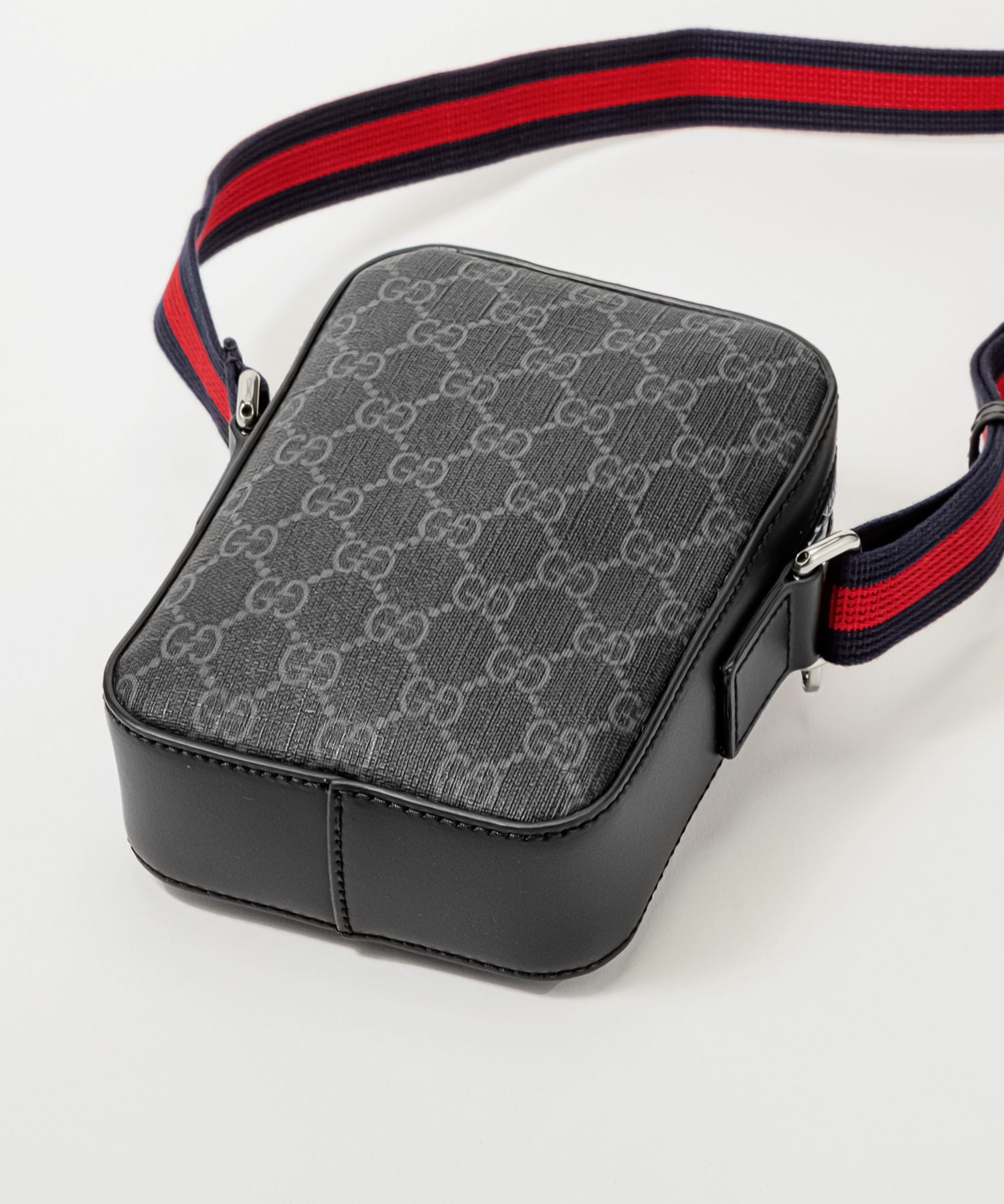 グッチ GUCCI ショルダーバッグ 682357 K5RLN メンズ バッグ ミニショルダー GGスプリーム 斜め掛け レザー モノグラム 黒 ボディバッグ ブラック