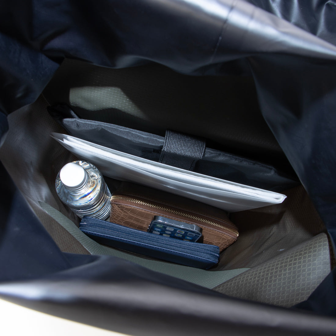 ガストンルーガ GASTON LUGA GASTONLUGALightweightDuoSealFlapBackpack14 (オリーブ) オリーブ