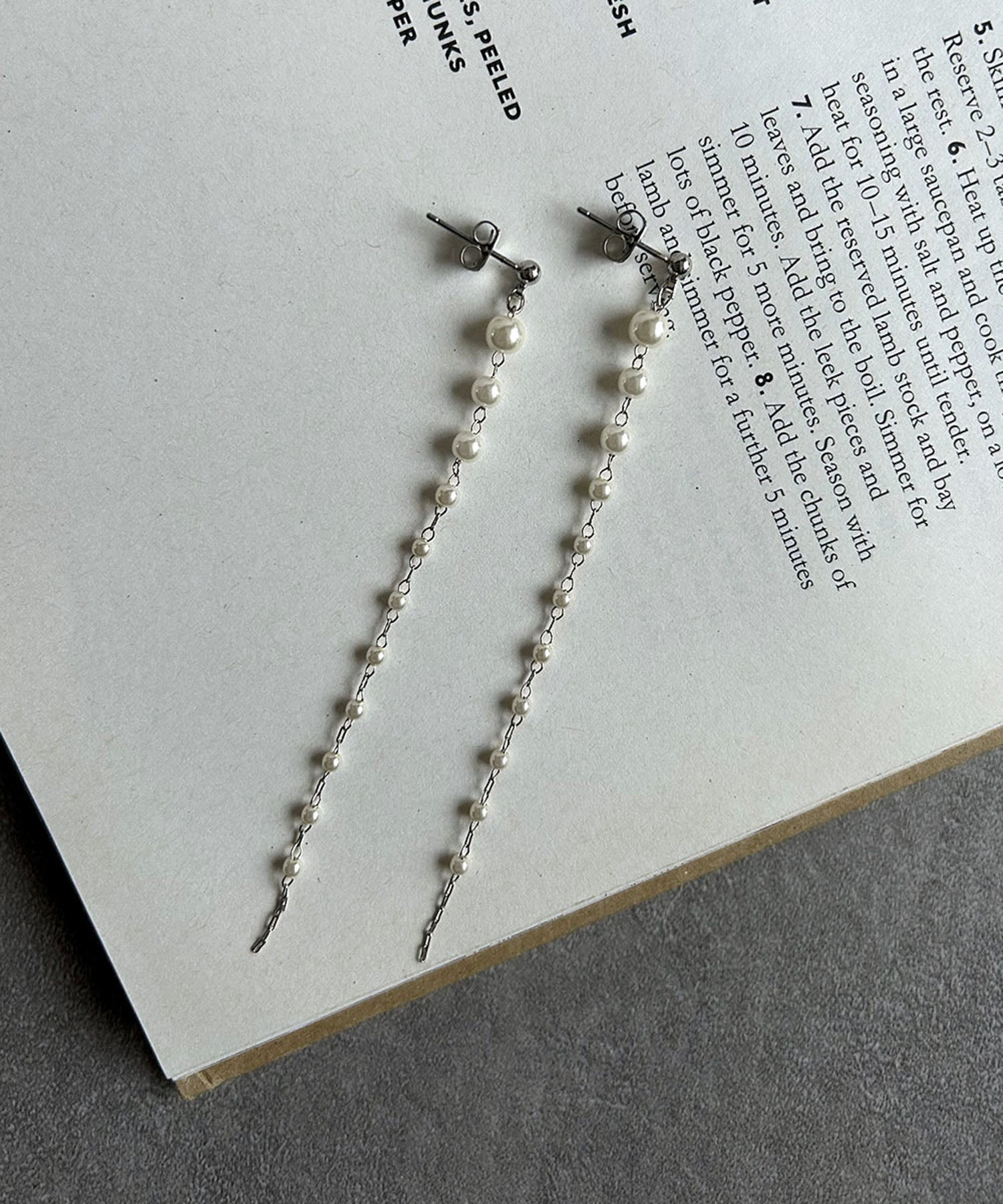 ガール GIRL パール チェーン ロングピアス ゴールド シルバー 両耳 結婚式 (シルバー) シルバー