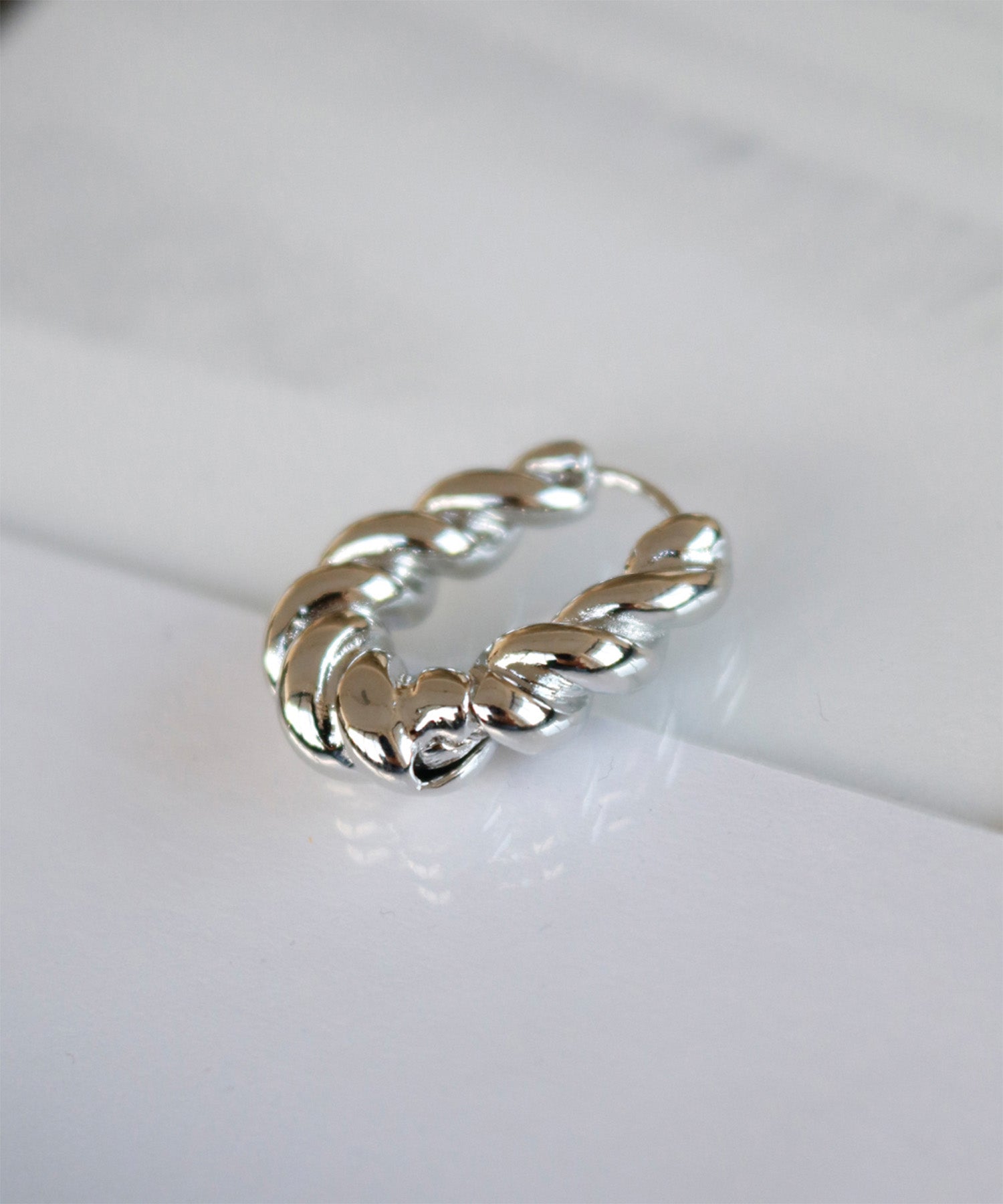 ガール GIRL ねじりミニフープピアス 結婚式 パーティー お呼ばれ オケージョン