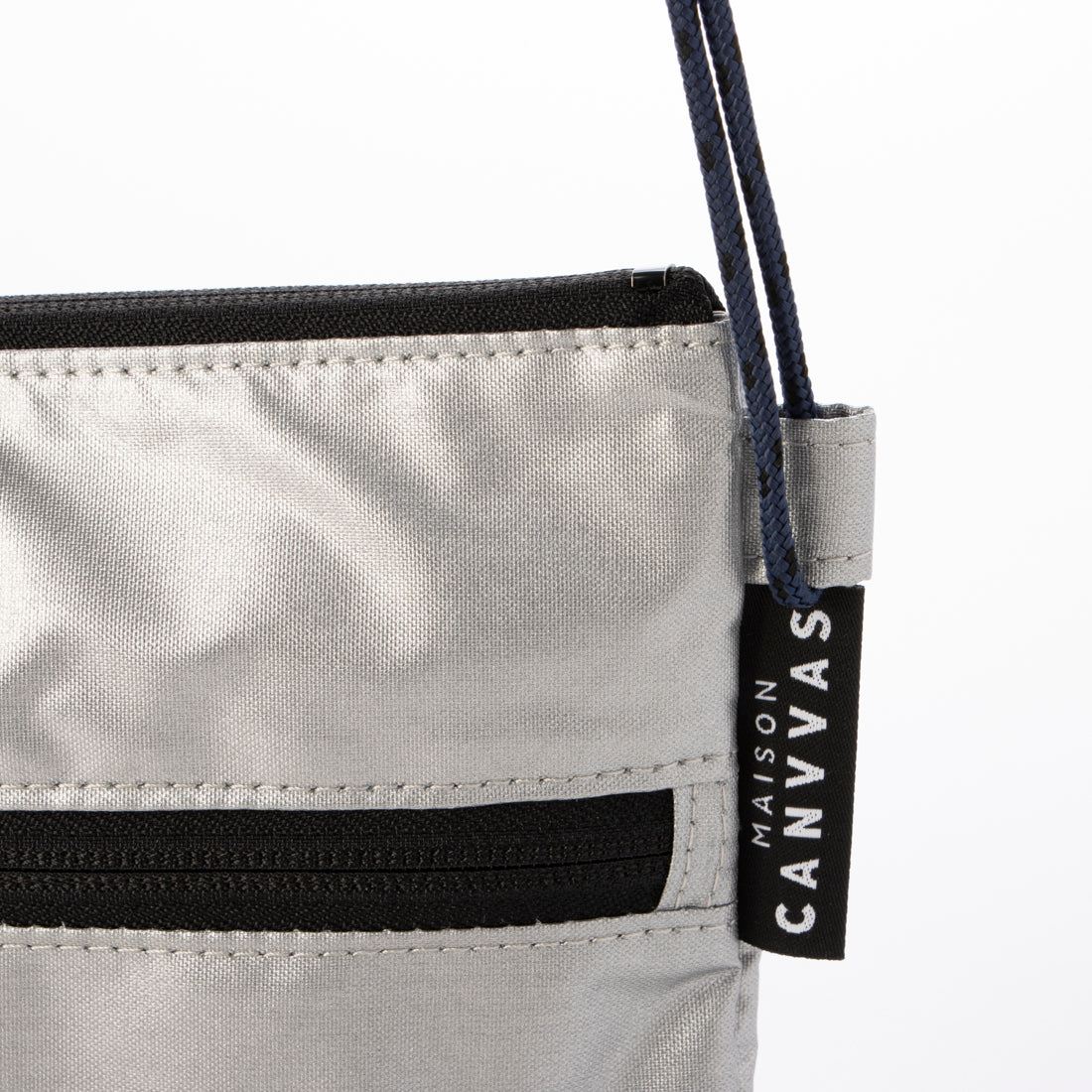 メゾンキャンバス MAISON CANVVAS M1039 メタリック TRAVEL WALLET (シルバー) シルバー