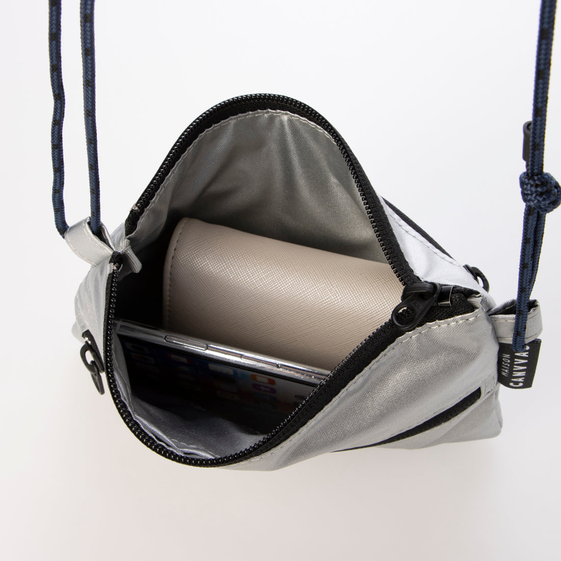 メゾンキャンバス MAISON CANVVAS M1039 メタリック TRAVEL WALLET (シルバー) シルバー