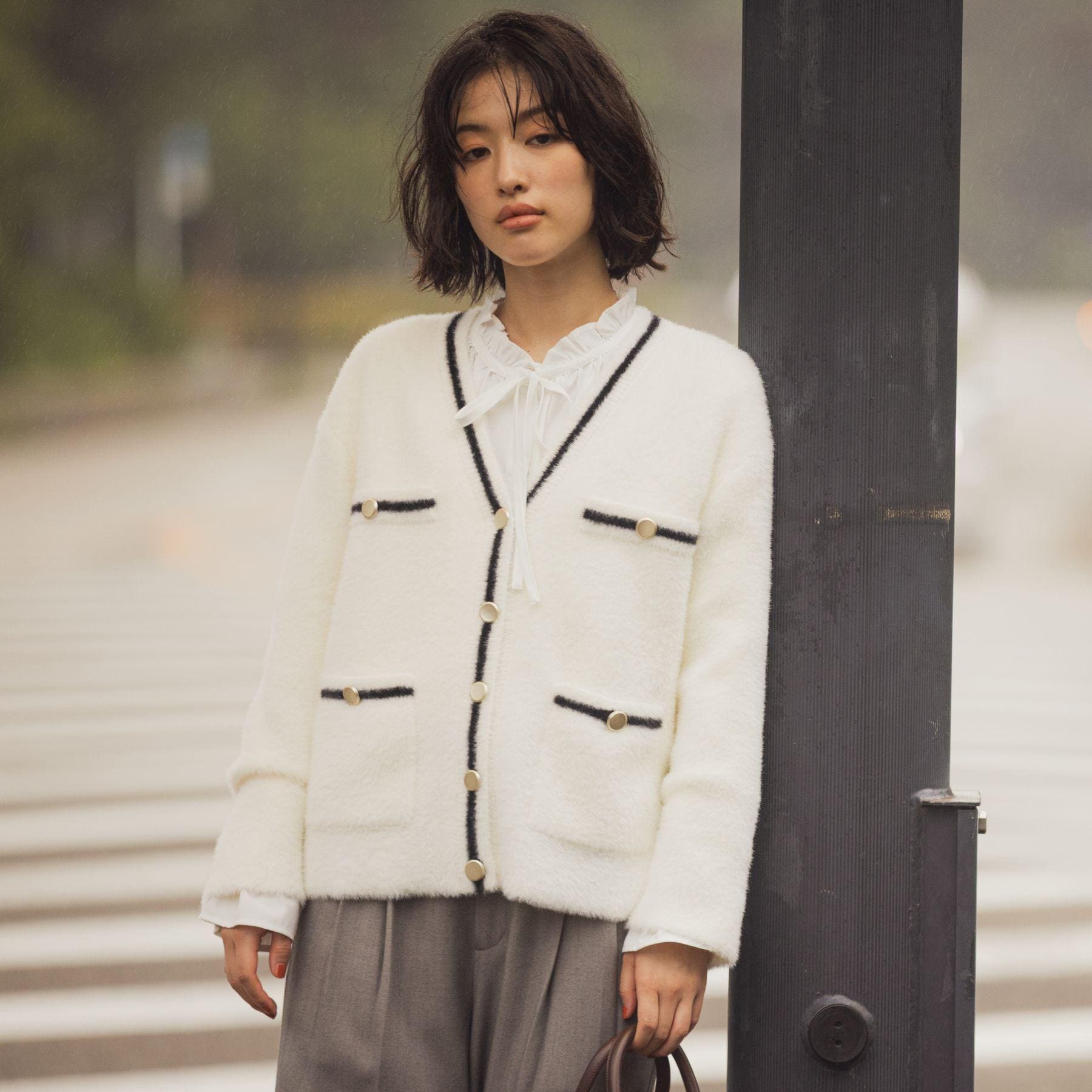 グローブ grove 軽やかフェザーで魅せる、クラシカルな主役カーディガン (グレージュ(050)) グレージュ(050)