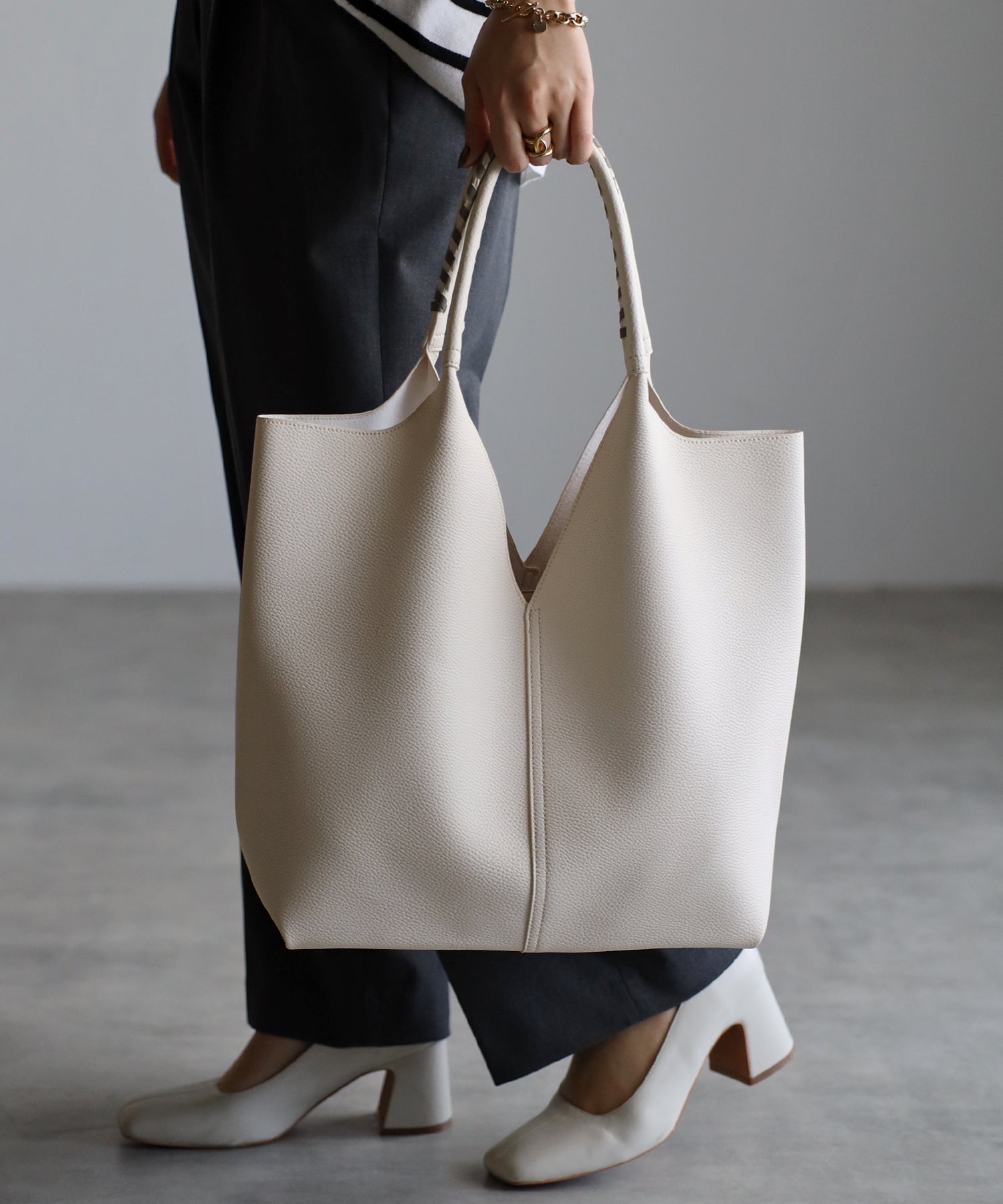 グッシオ GUSCIO センター切り替えVカットトートバッグ (IVORY) IVORY