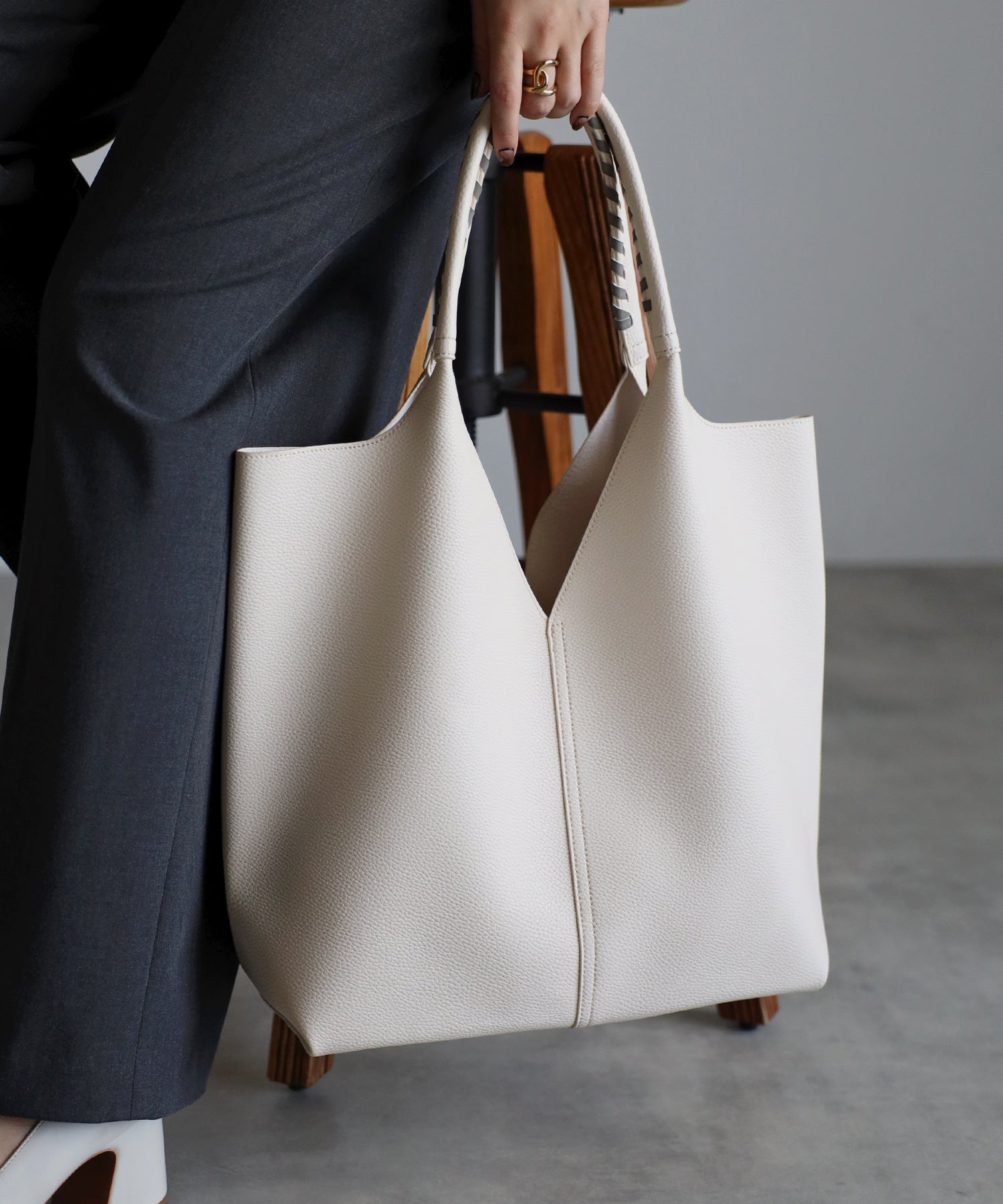 グッシオ GUSCIO センター切り替えVカットトートバッグ (IVORY) IVORY