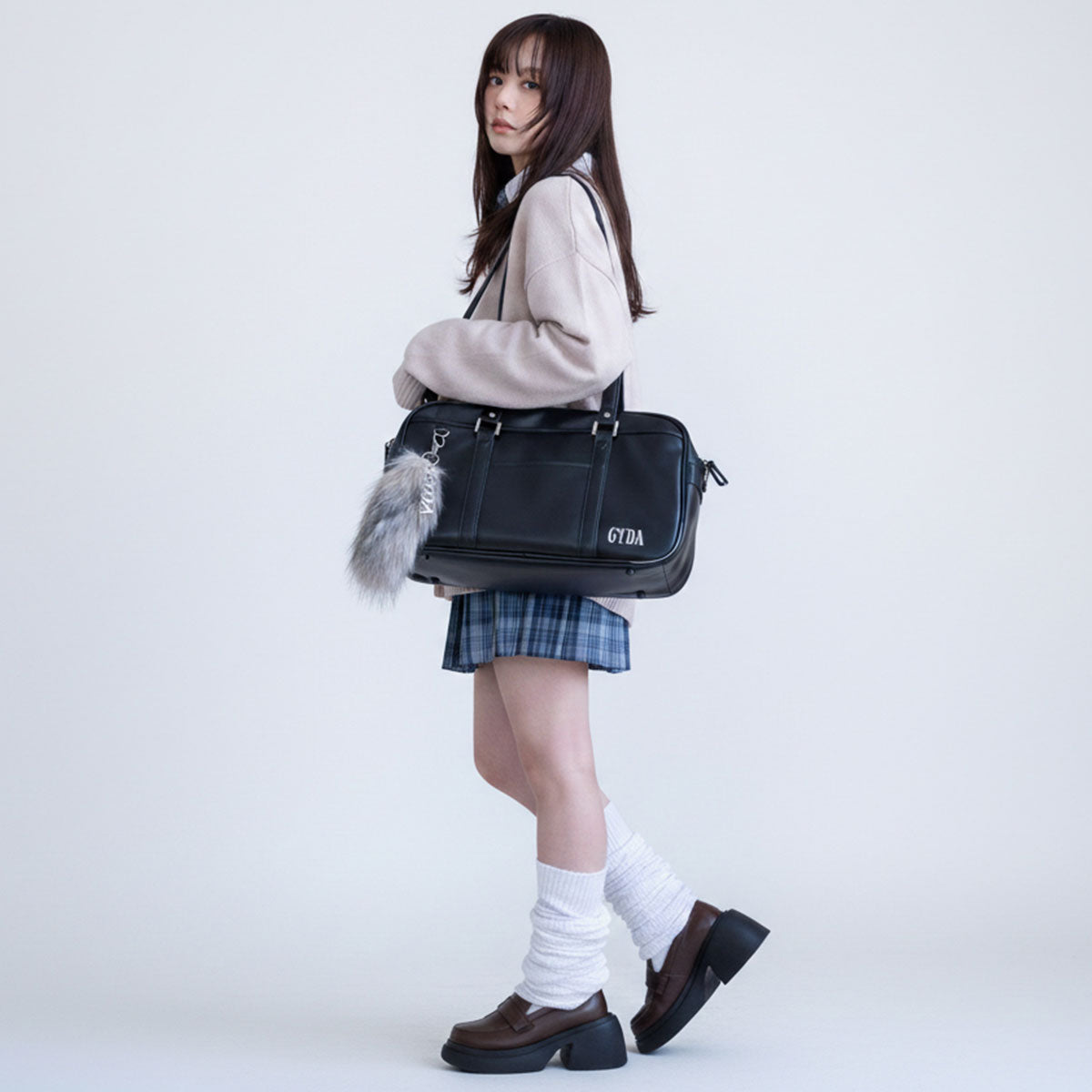 ジェイダ GYDA スクールバッグ 高校生 女子高生 かわいい 女子 バッグ スクバ 軽量 軽い 肩掛け A4 レディース 通学 学生 ブランド 中学生 おしゃれ ファーチャーム付き 合皮スクールボストン GY-B411 (BLACK) BLACK