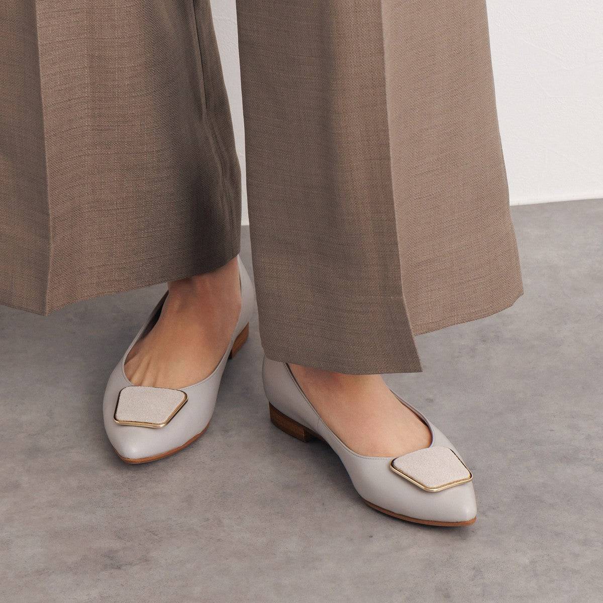 ヒミコ 卑弥呼 スクエアバックルフラットパンプス/641102,ベージュ