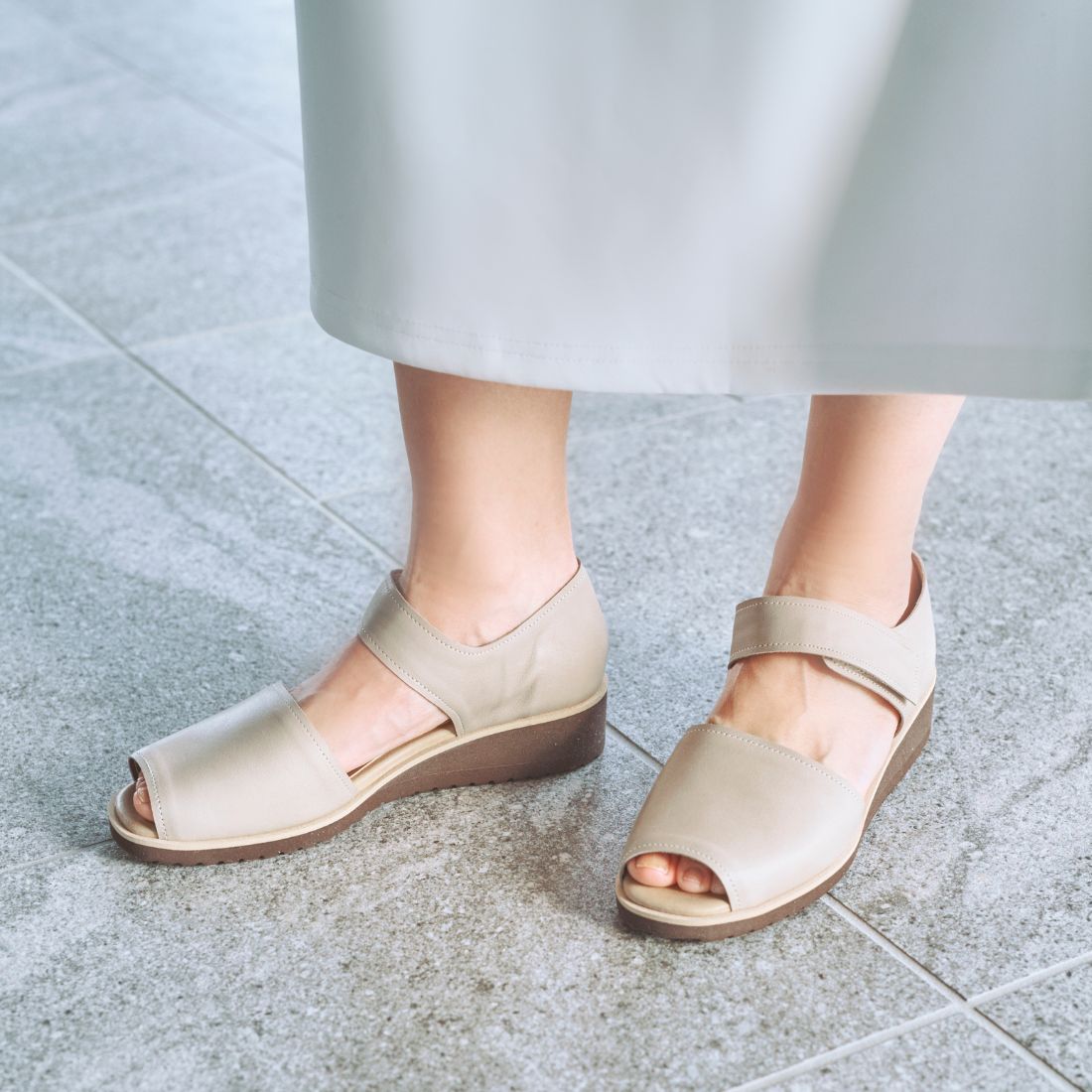 ヒップス HIPS 軽量レザーストラップサンダル (ライトグレー) ライトグレー