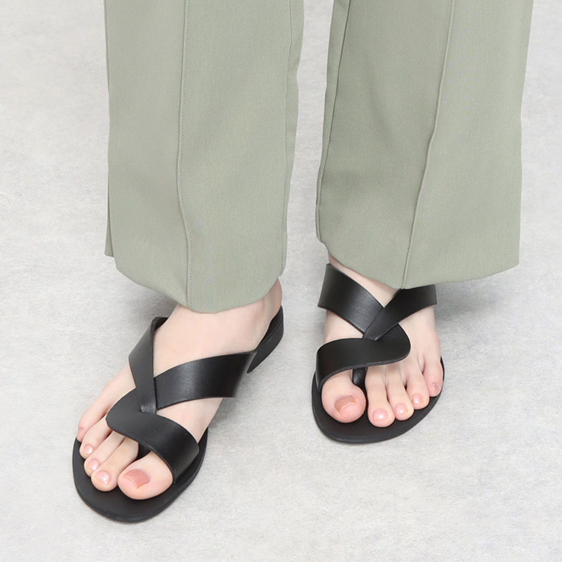 アイケープラス IKplus 【日本製】【ネット限定】美脚アシンメトリーフラットサンダル 2074 ■ブラック×ブラック■