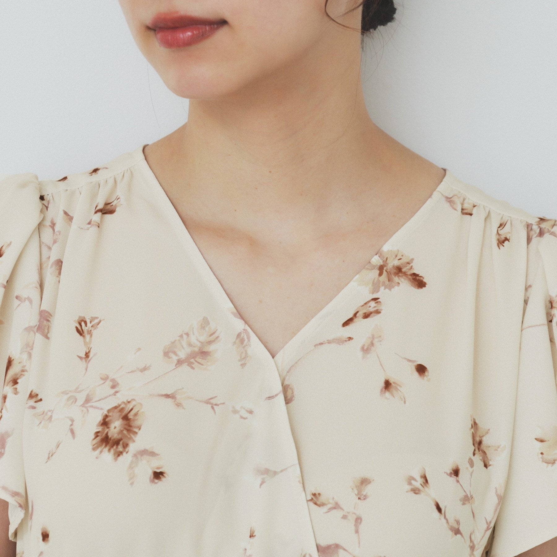 インデックス index カシュクールフラワーフレアスリーブワンピース【洗濯機可】 (ライトベージュ(151)) ライトベージュ(151)