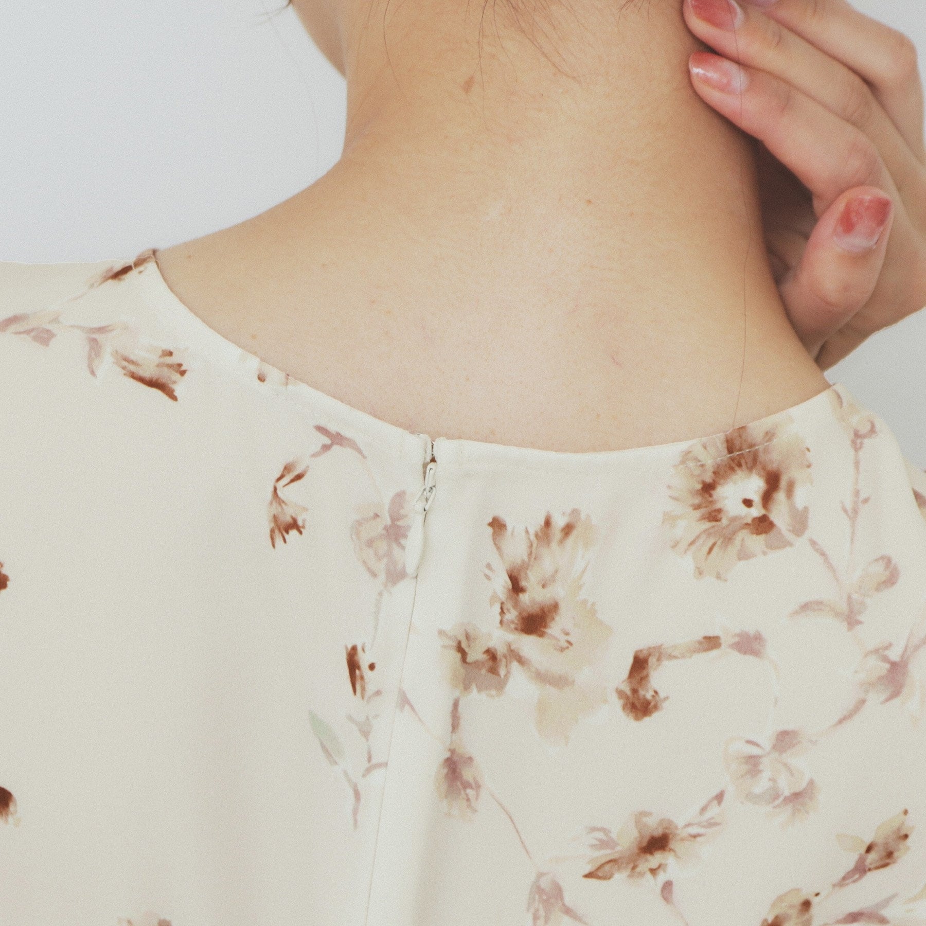 インデックス index カシュクールフラワーフレアスリーブワンピース【洗濯機可】 (ライトベージュ(151)) ライトベージュ(151)