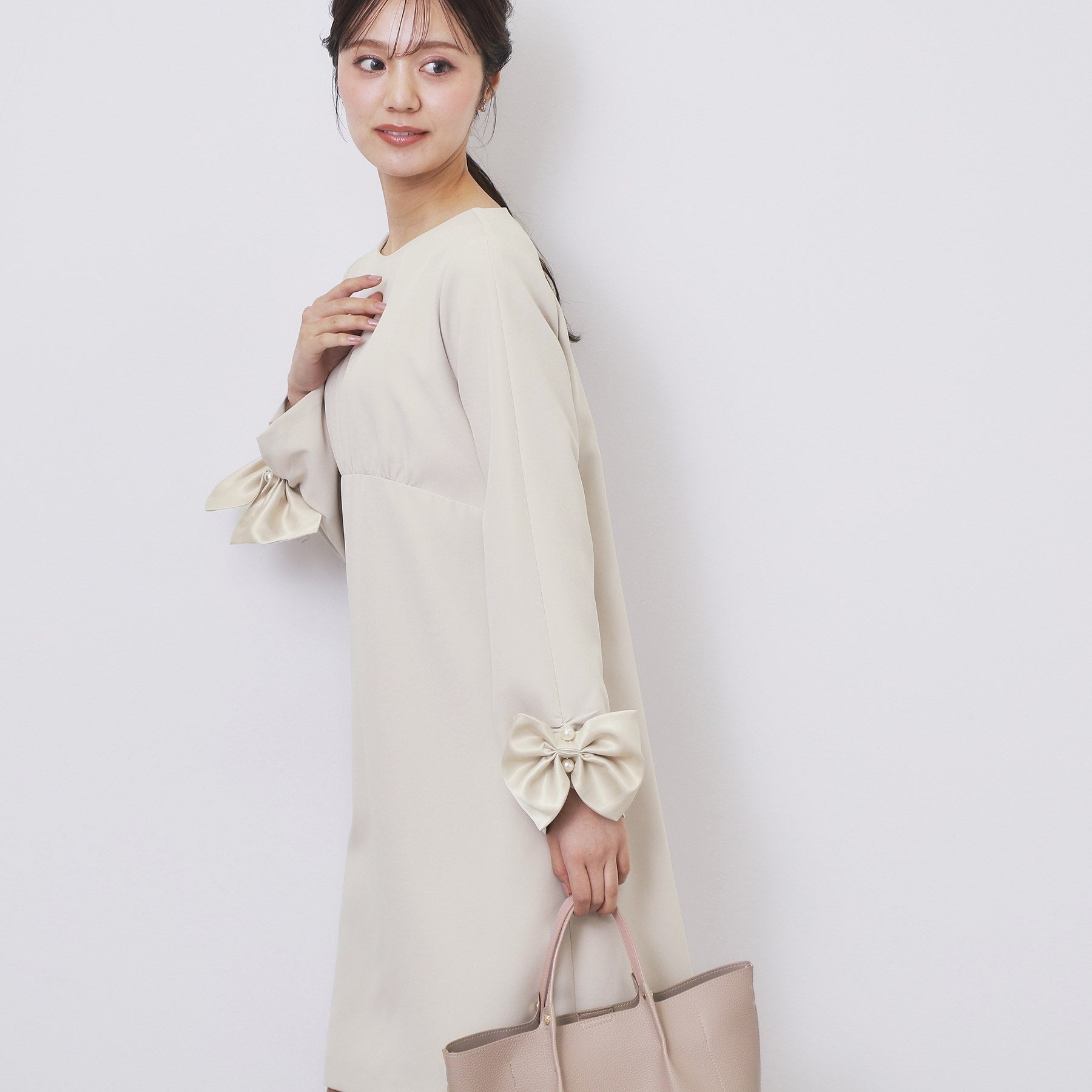 インデックス index ダブルクロスリボンスリーブサックワンピース【洗濯機可】 (グレージュ(050)) グレージュ(050)