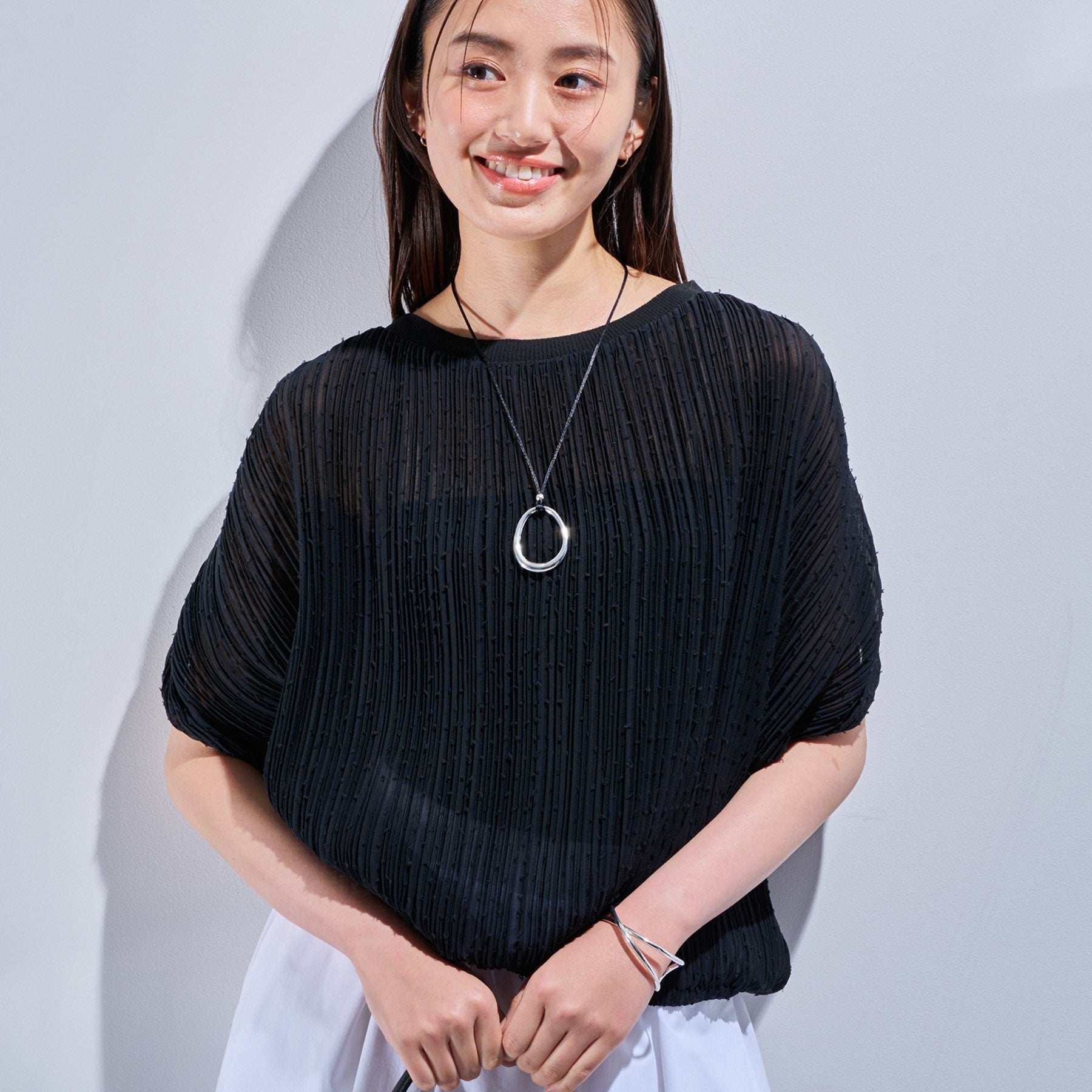 インディヴィ INDIVI 【洗える/ドット柄/凹凸素材】プリーツデザインブラウス (ホワイト(501)) ホワイト(501)