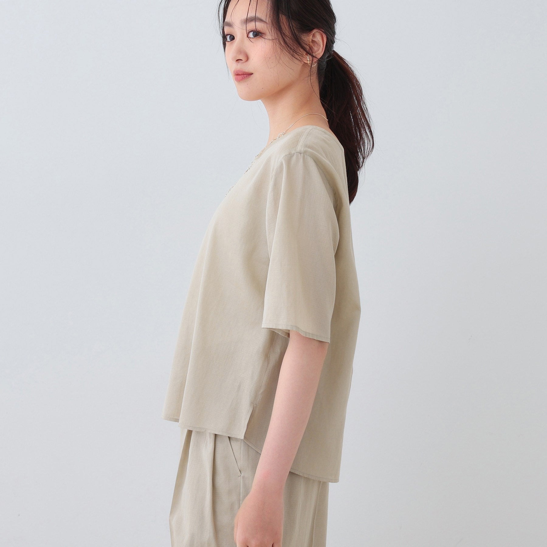 インディヴィ INDIVI 【日本製/SETUP可能】ガーゼ素材Tブラウス (ベージュ(052)) ベージュ(052)