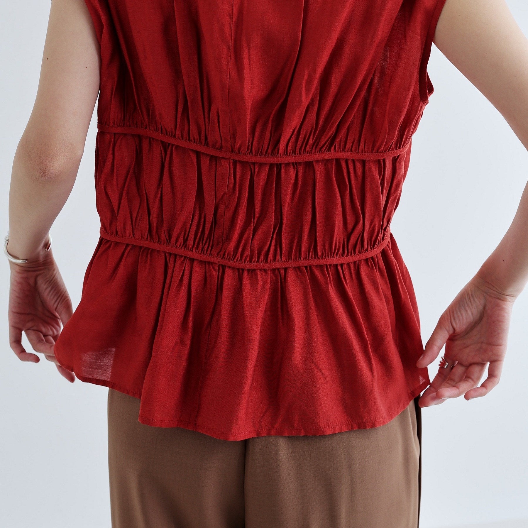 ギャレスト GALLEST ギャザースリーブレスブラウス (ホワイト(001)) ホワイト(001)