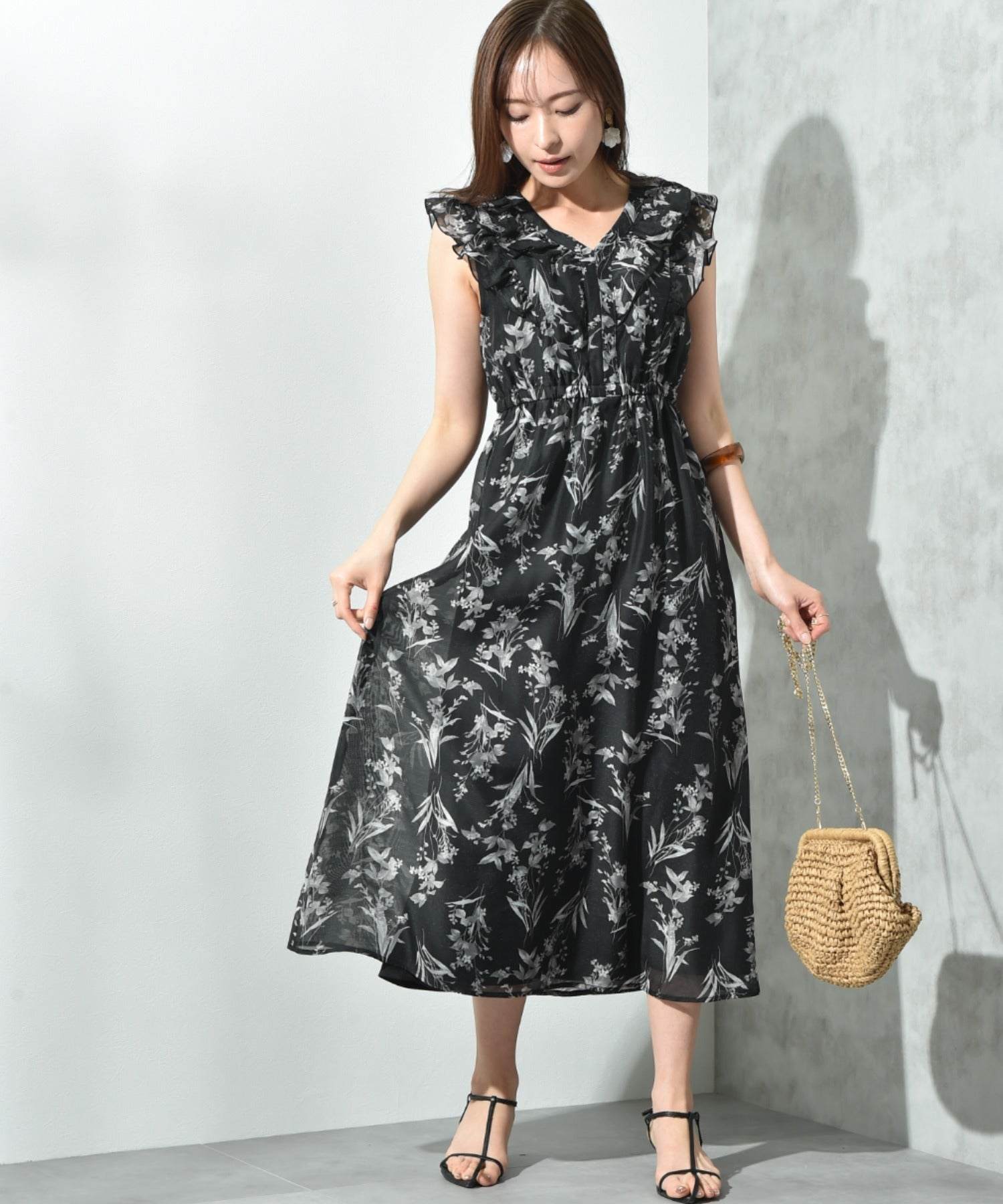 インタープラネット INTERPLANET シアー単色フラワープリントフリルワンピース (花柄 ブラック) 花柄 ブラック