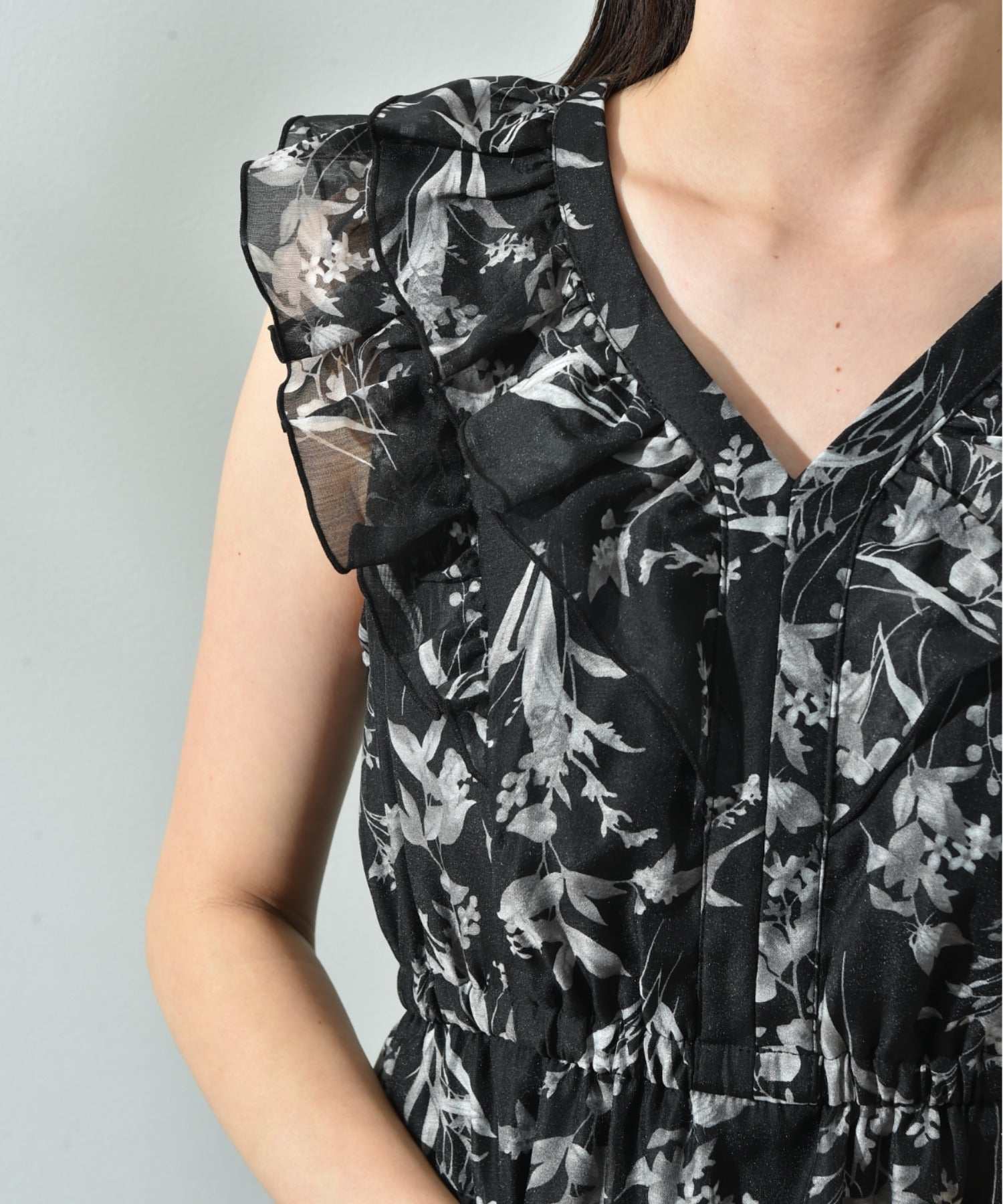 インタープラネット INTERPLANET シアー単色フラワープリントフリルワンピース (花柄 ブラック) 花柄 ブラック