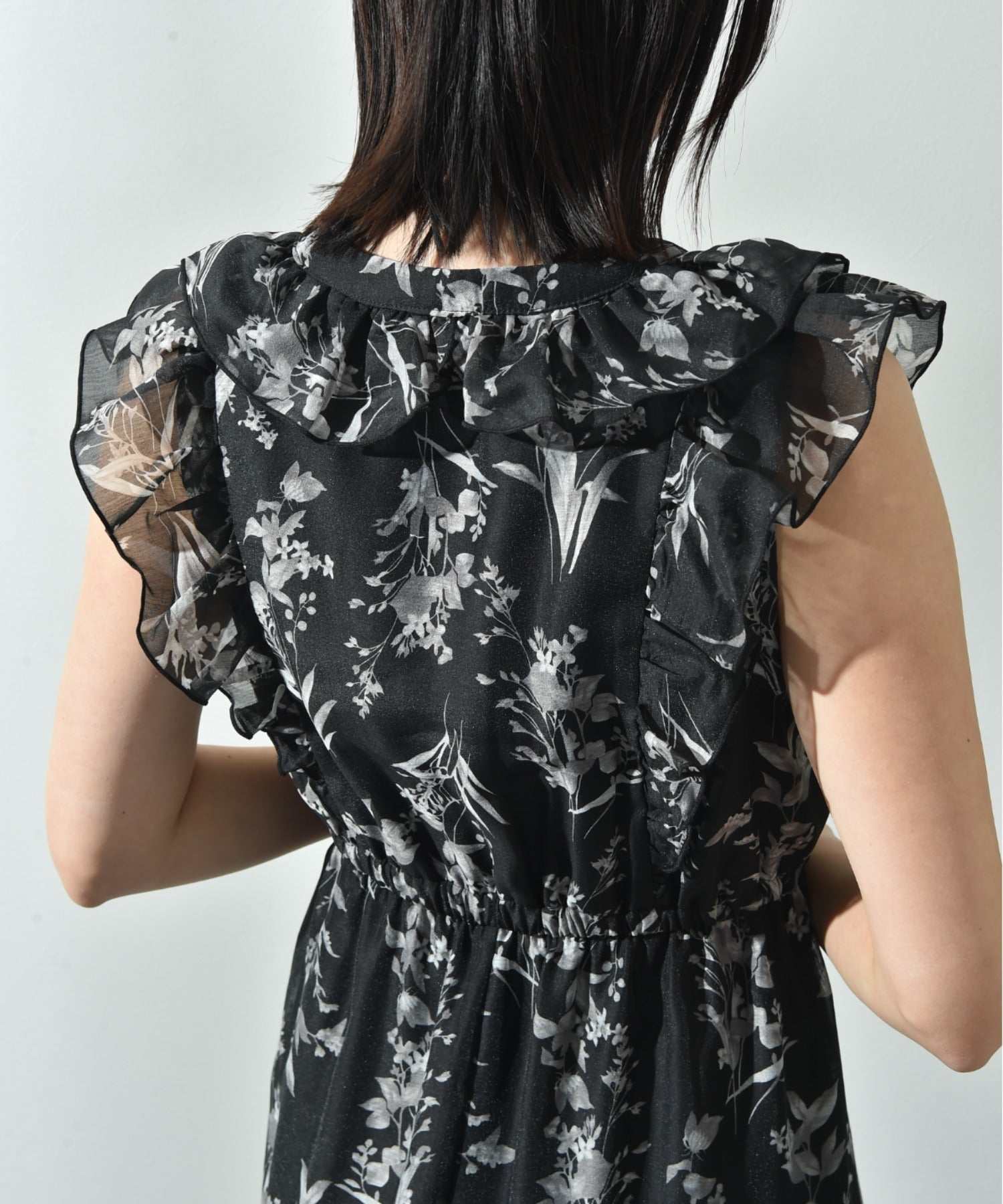 インタープラネット INTERPLANET シアー単色フラワープリントフリルワンピース (花柄 ブラック) 花柄 ブラック