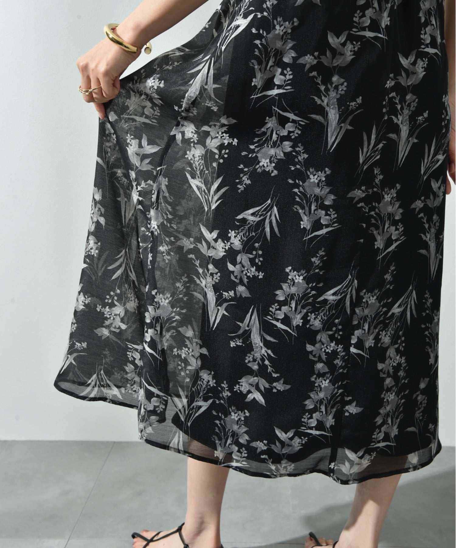 インタープラネット INTERPLANET シアー単色フラワープリントフリルワンピース (花柄 ブラック) 花柄 ブラック