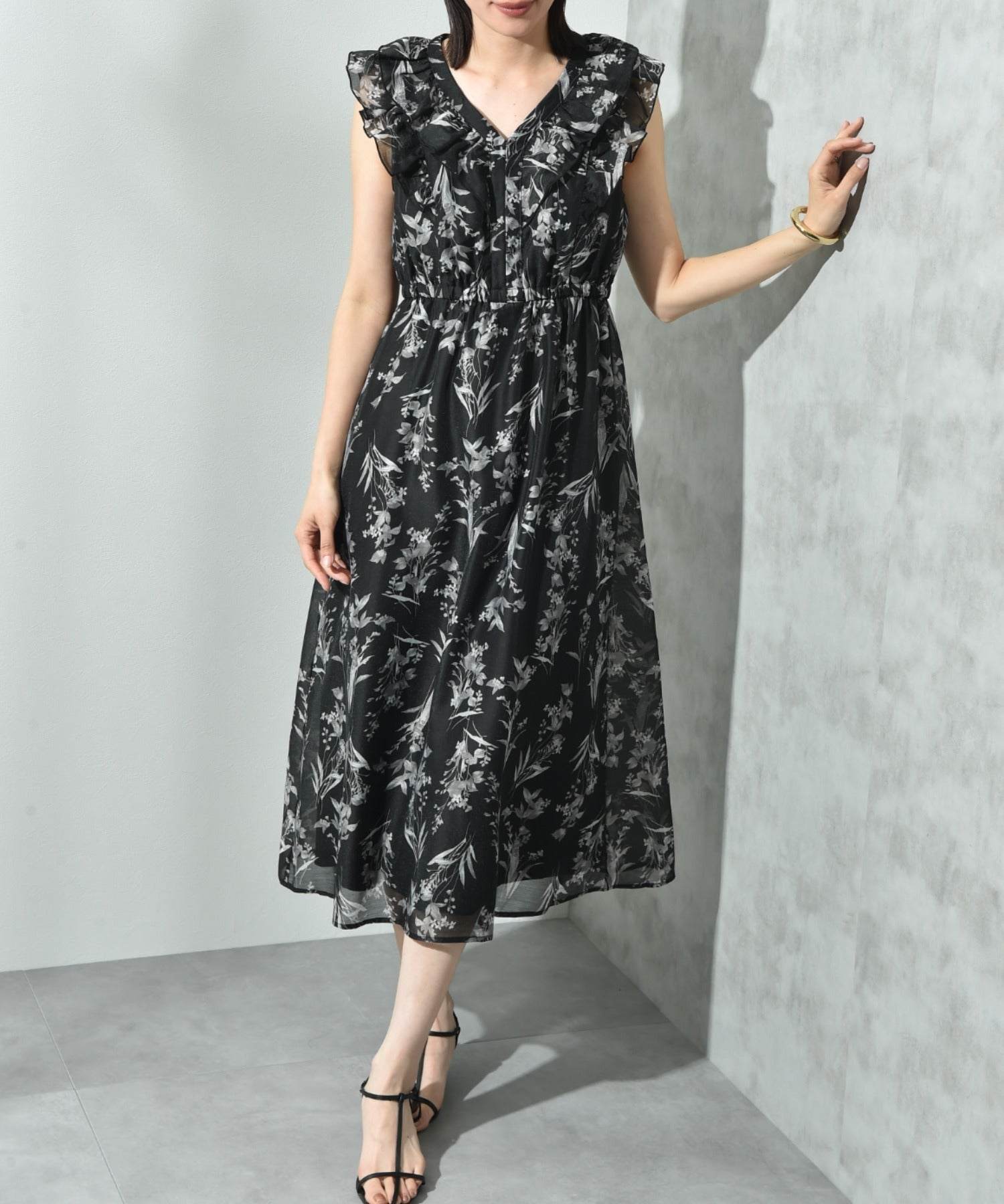 インタープラネット INTERPLANET シアー単色フラワープリントフリルワンピース (花柄 ブラック) 花柄 ブラック