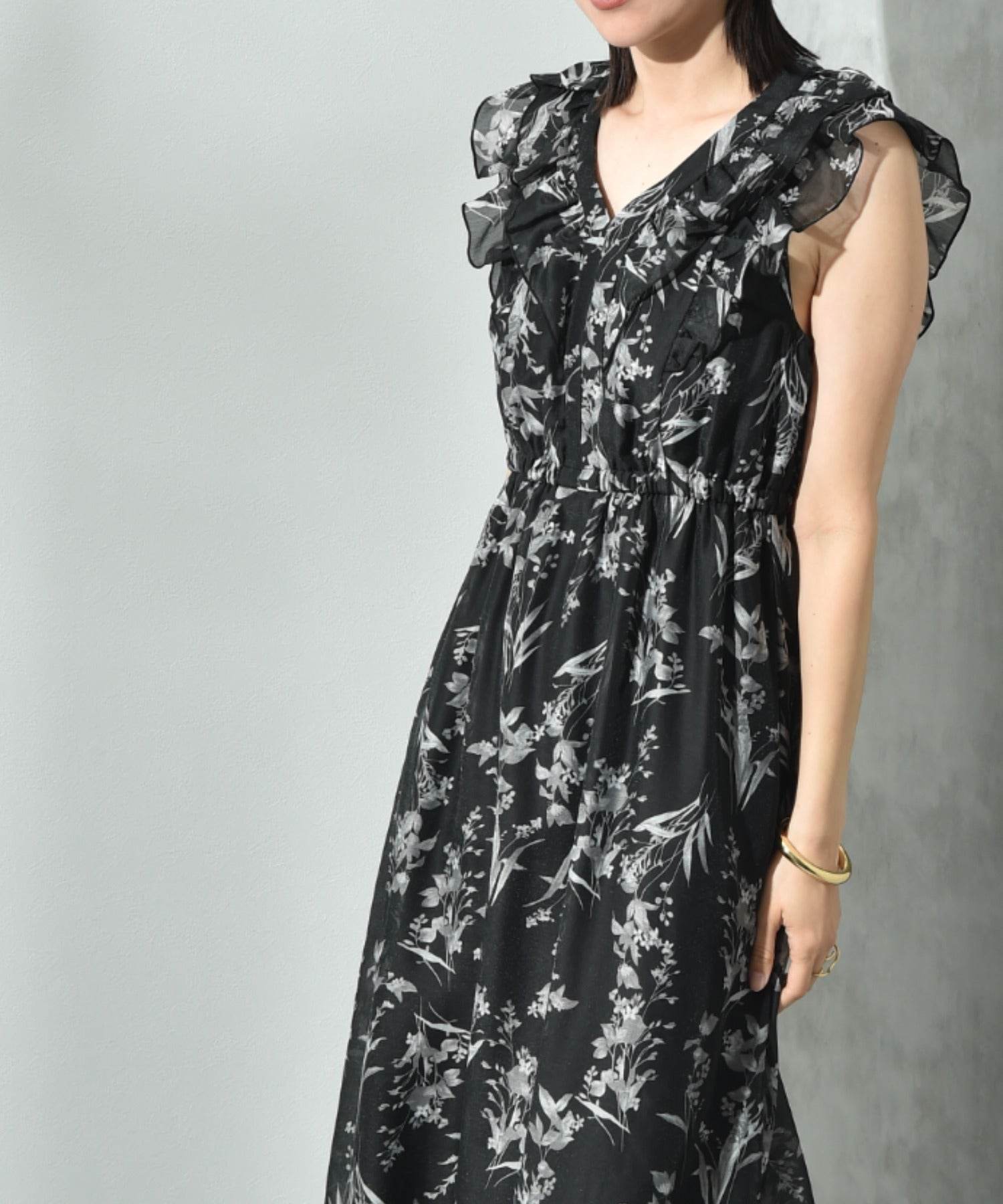 インタープラネット INTERPLANET シアー単色フラワープリントフリルワンピース (花柄 ブラック) 花柄 ブラック