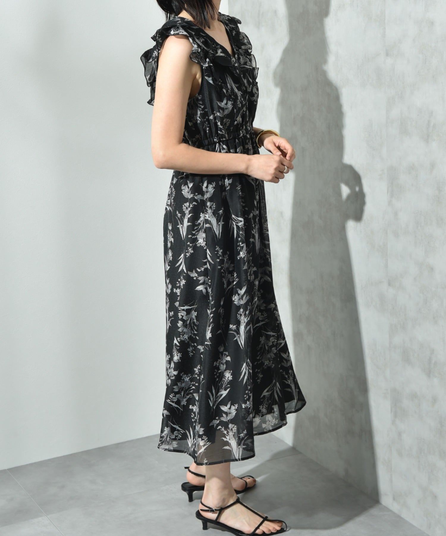 インタープラネット INTERPLANET シアー単色フラワープリントフリルワンピース (花柄 ブラック) 花柄 ブラック