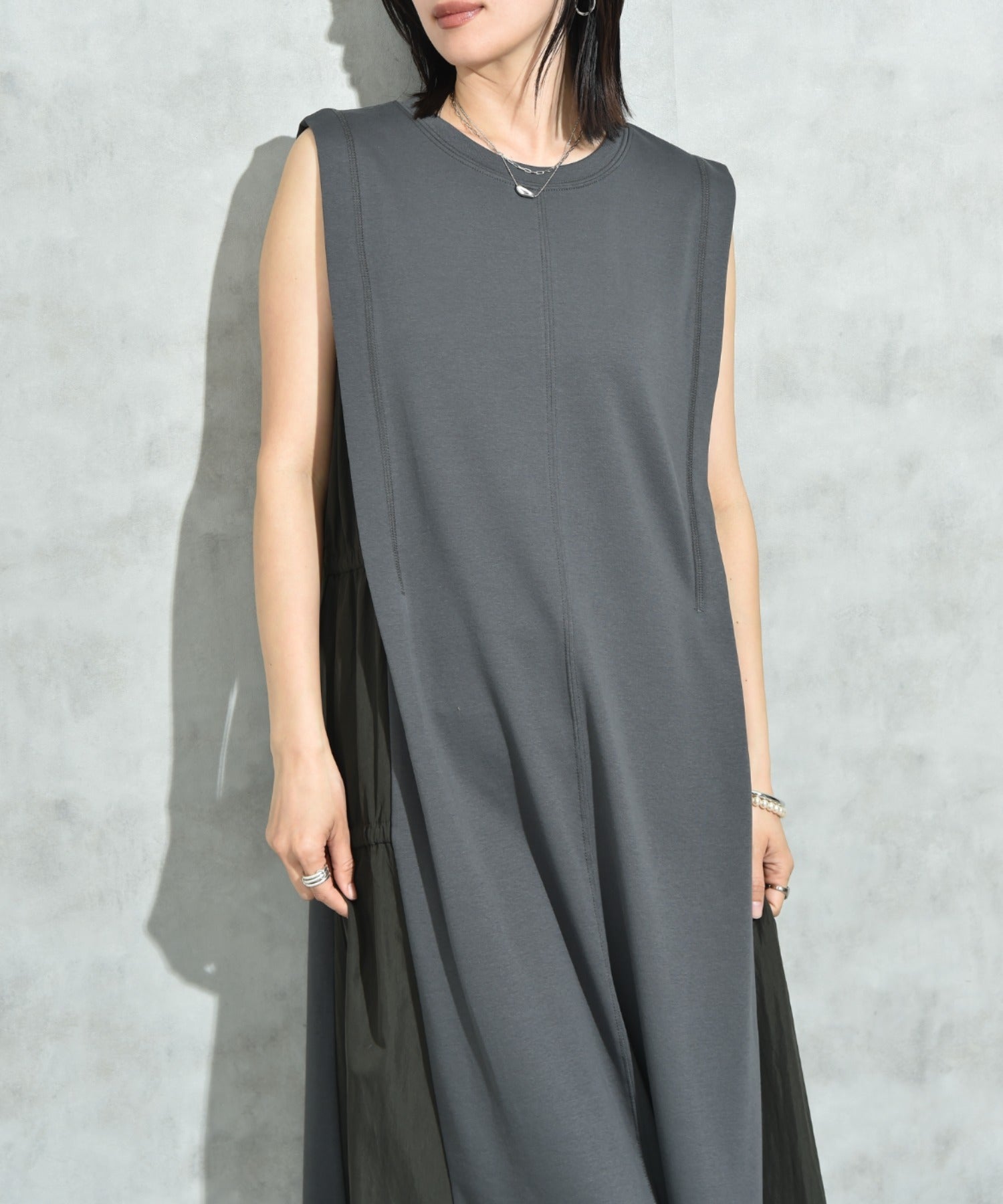 インタープラネット INTERPLANET 【接触冷感】サイドシャーリングワンピース (チャコールグレー) チャコールグレー