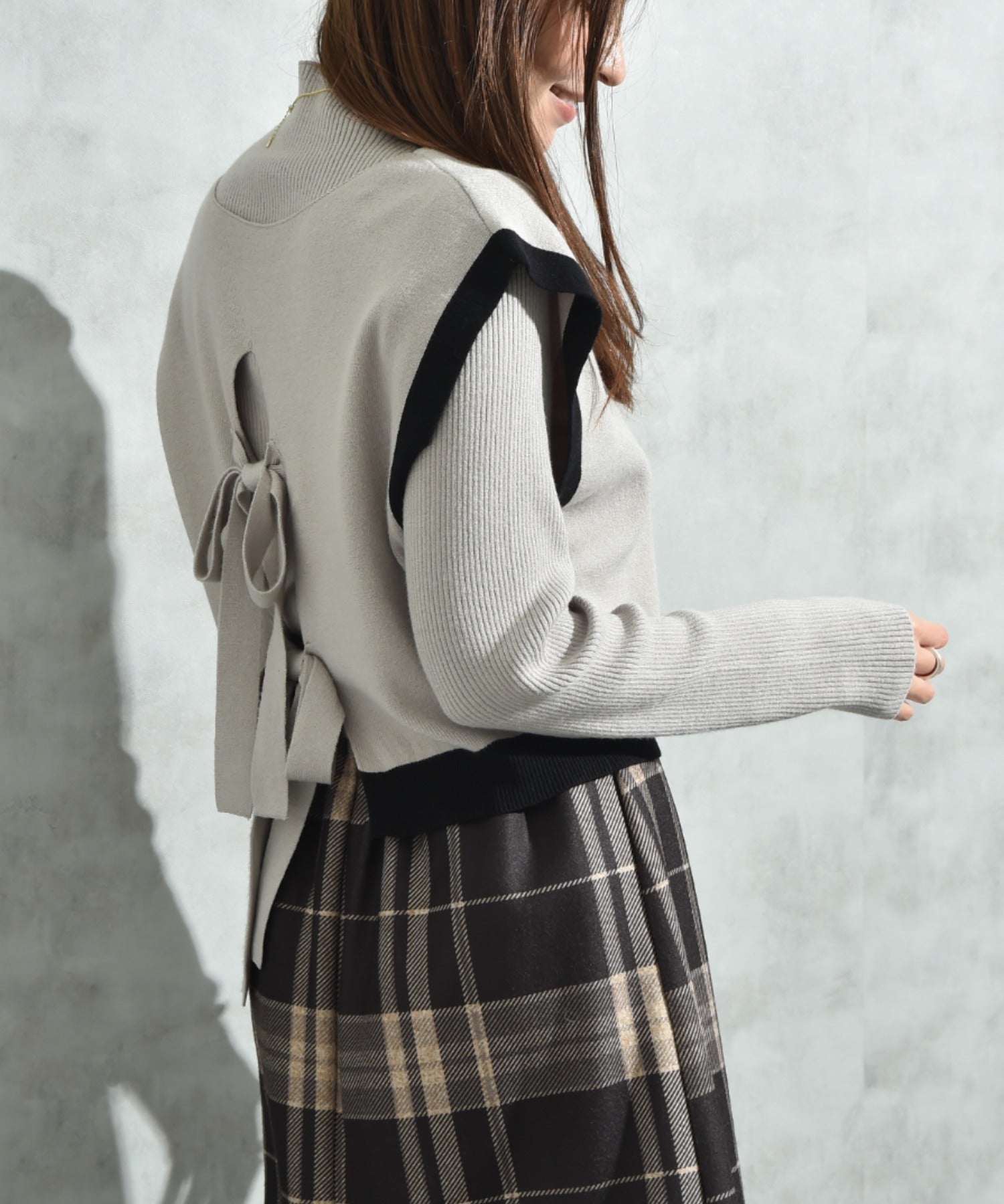 インタープラネット INTERPLANET 配色ポンチョ風ニットアンサンブル (配色 グレージュ) 配色 グレージュ