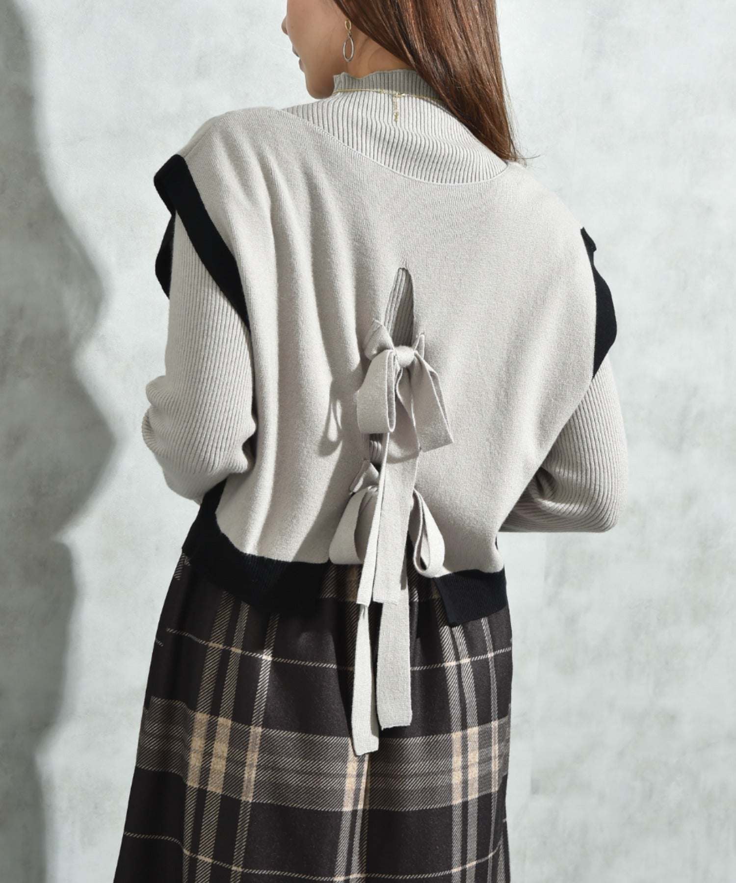 インタープラネット INTERPLANET 配色ポンチョ風ニットアンサンブル (配色 グレージュ) 配色 グレージュ