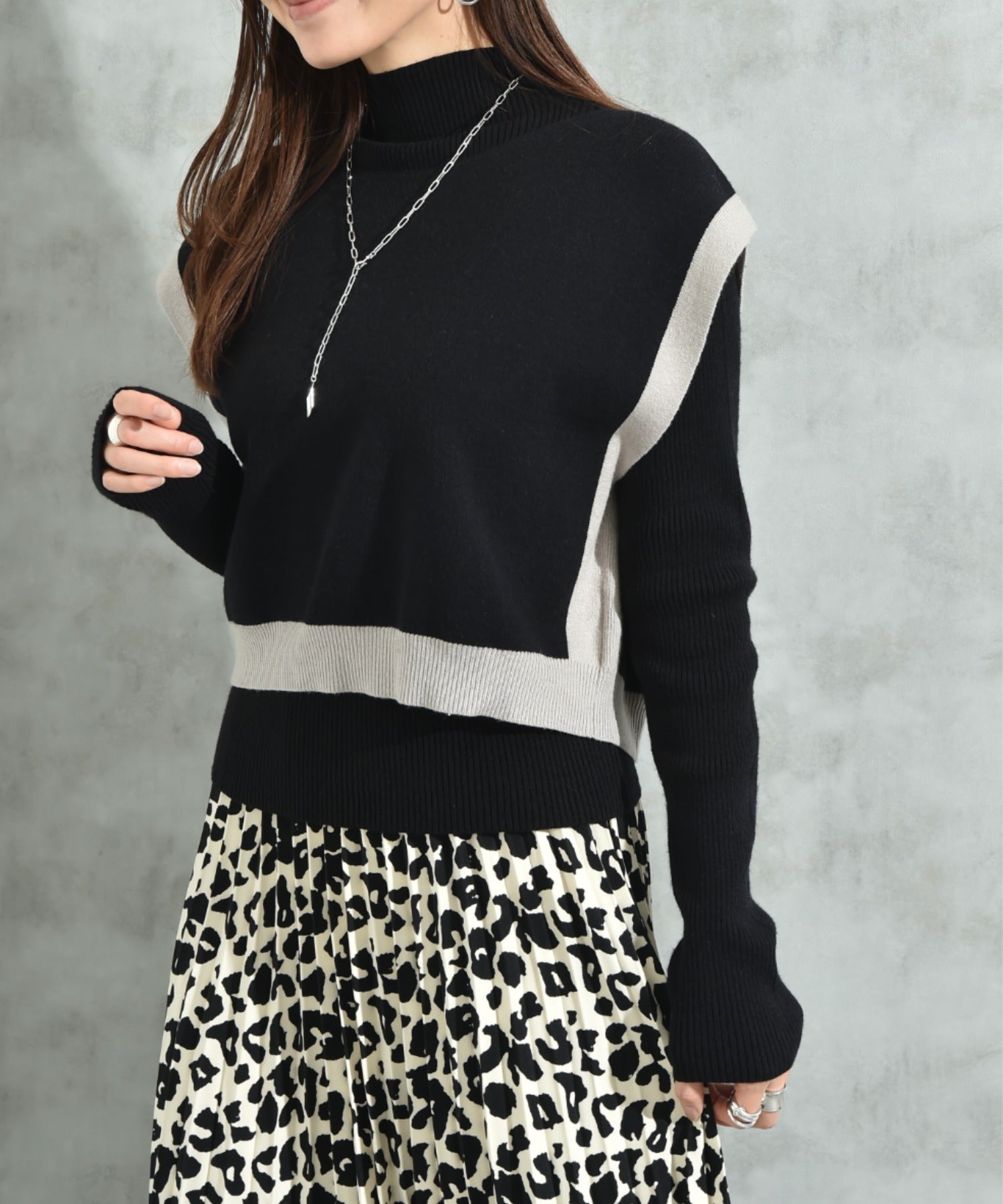 インタープラネット INTERPLANET 配色ポンチョ風ニットアンサンブル (配色 グレージュ) 配色 グレージュ